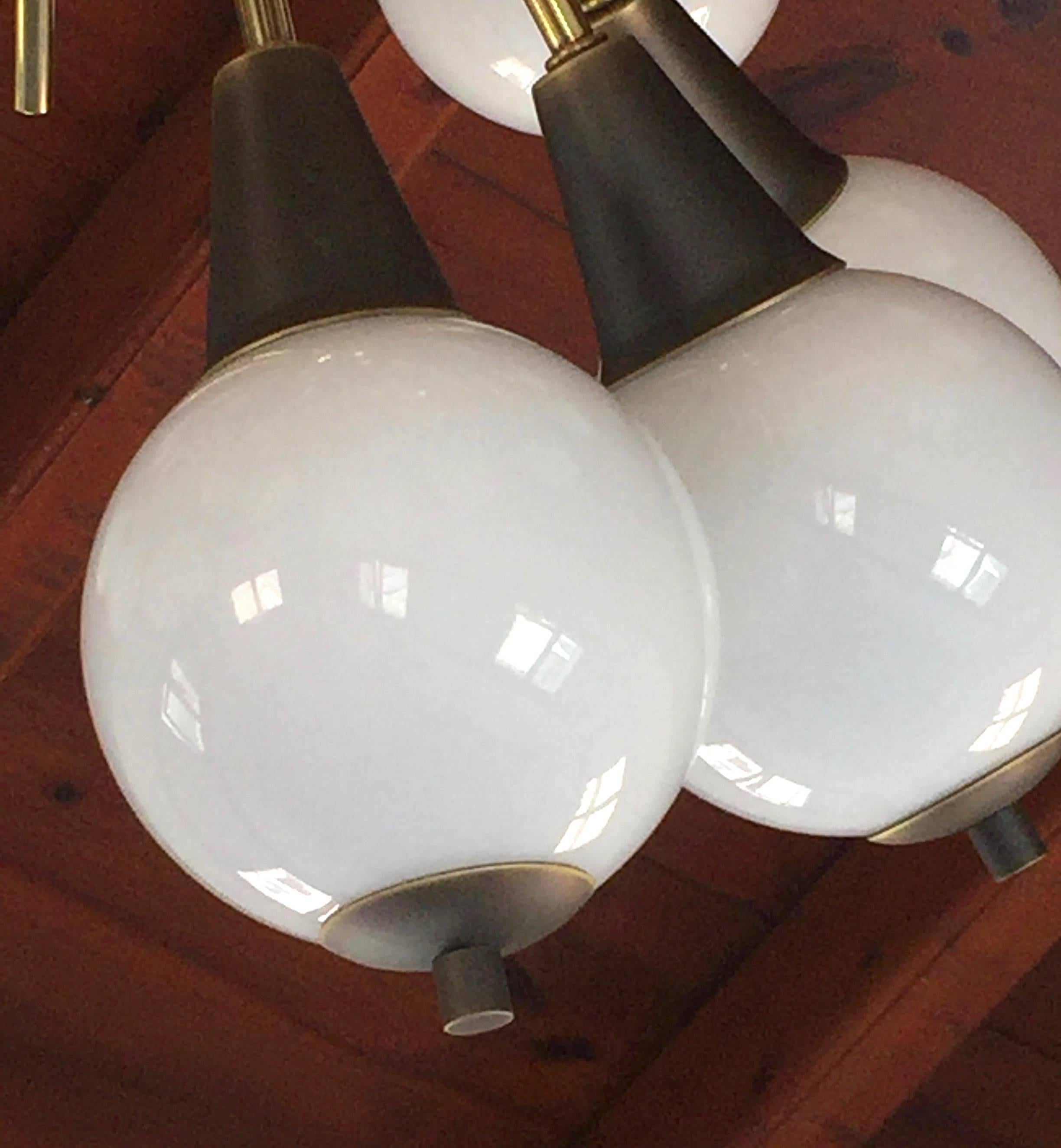 Italienischer zeitgenössischer Sputnik-Kronleuchter aus Bronze und weißem Muranoglas mit 24 Lichtern im Zustand „Hervorragend“ im Angebot in New York, NY