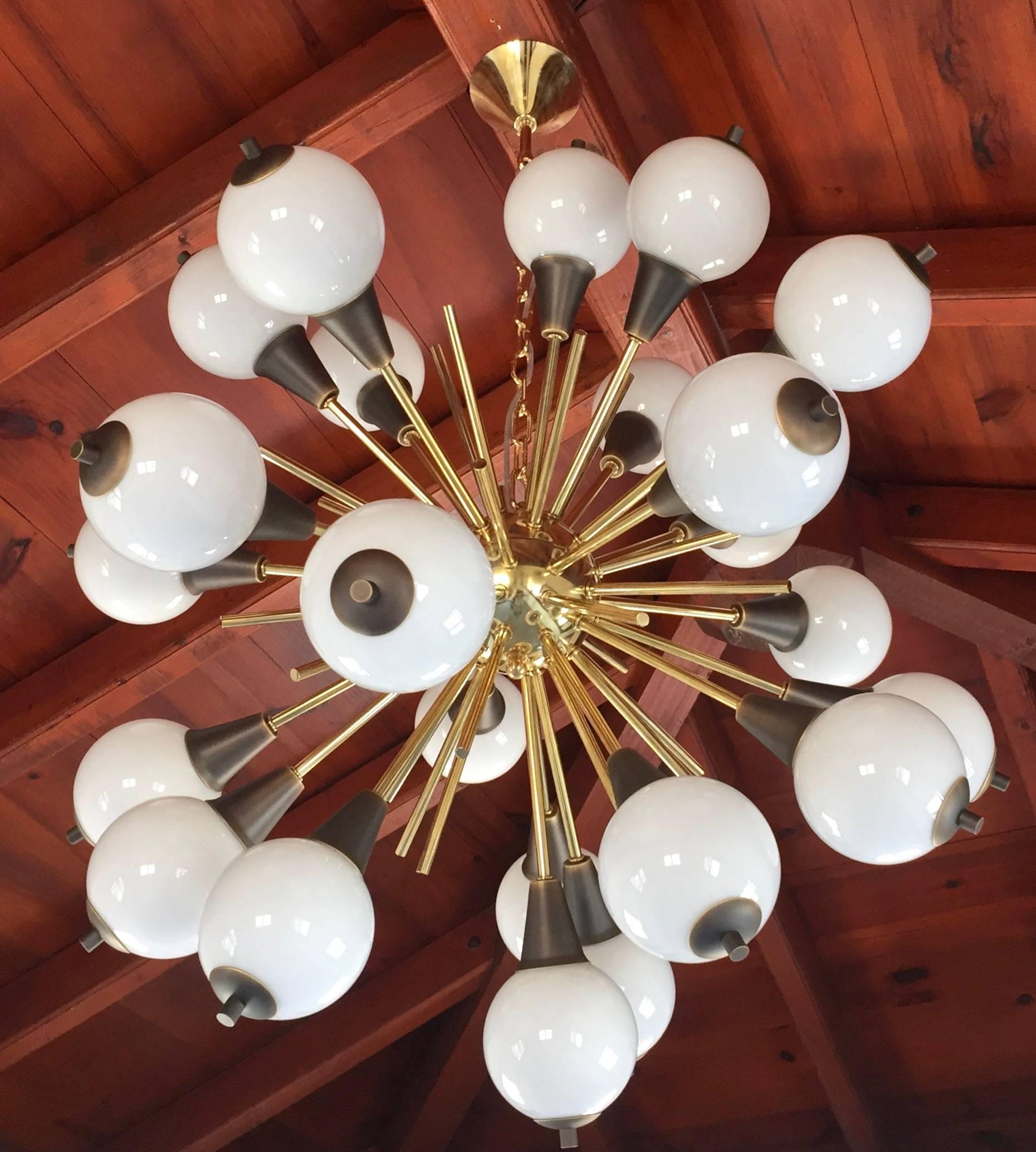 Italienischer zeitgenössischer Sputnik-Kronleuchter aus Bronze und weißem Muranoglas mit 24 Lichtern im Angebot 2