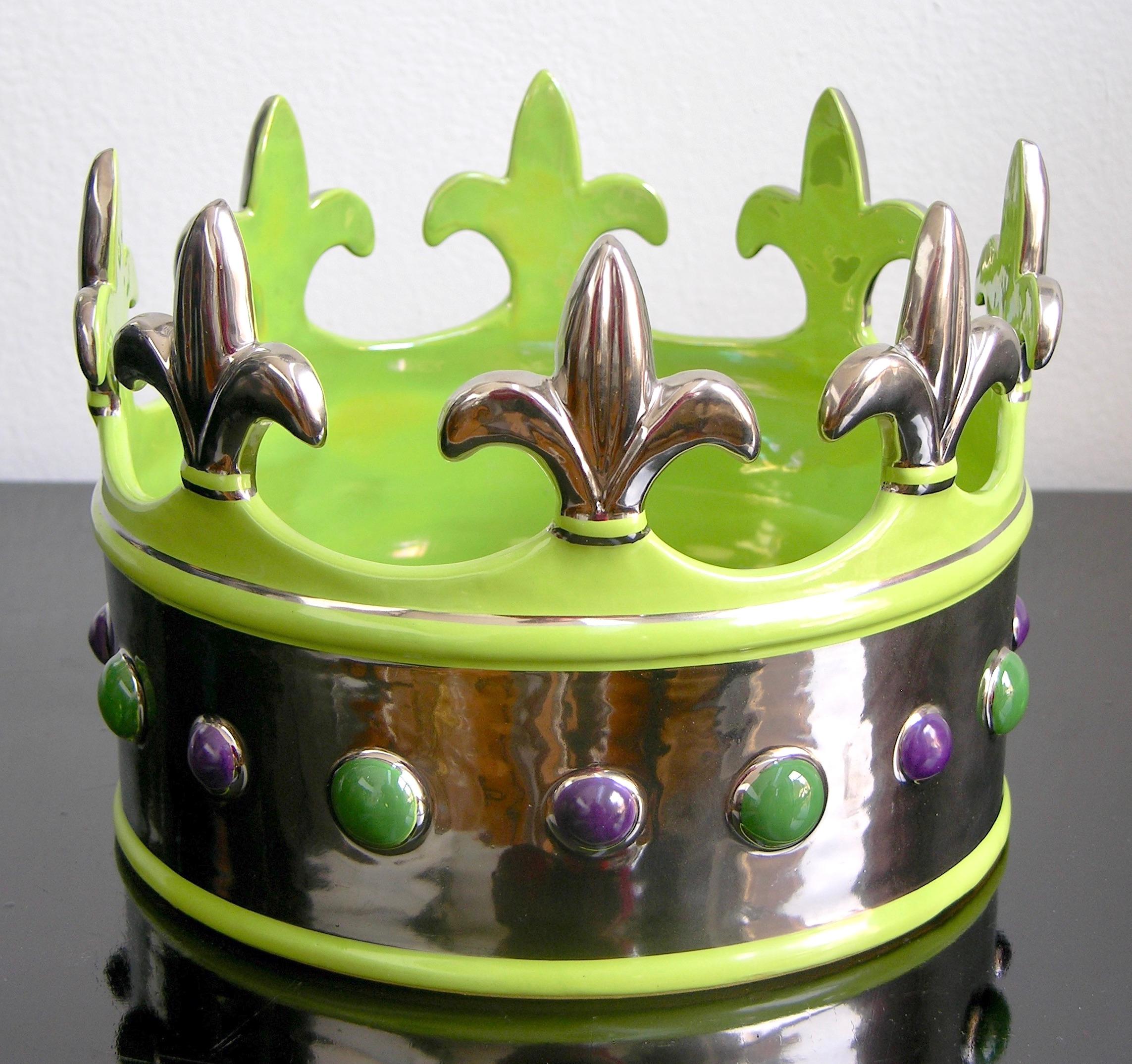 italien  Contemporary Italian Apple Jade Green Majolica Crown Bowl with Platinum Accents (bol à couronne en majolique vert pomme et jade avec accents en platine) en vente