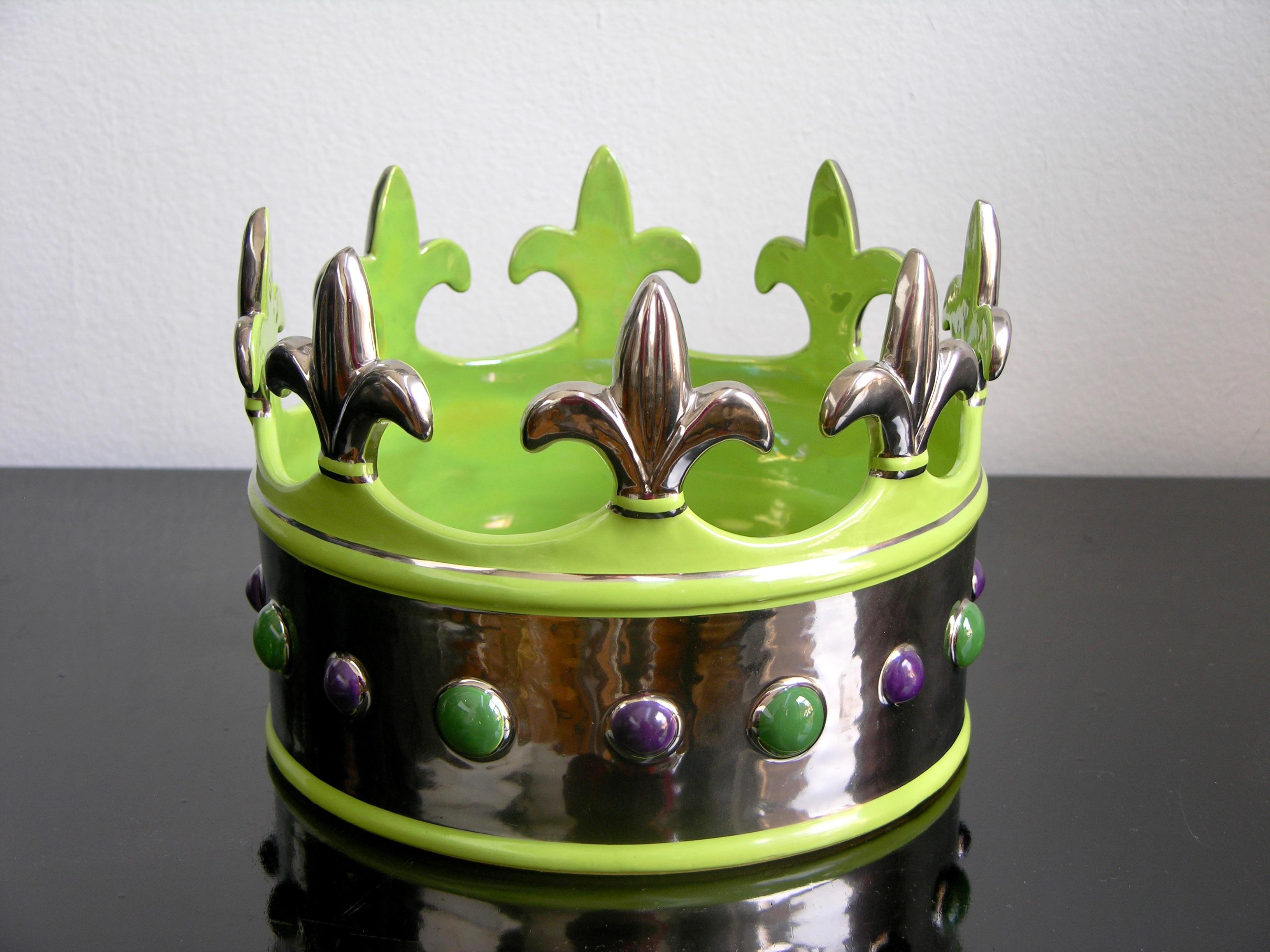 Hand-Painted  Contemporary Italian Apple Jade Green Majolica Crown Bowl with Platinum Accents For Sale
