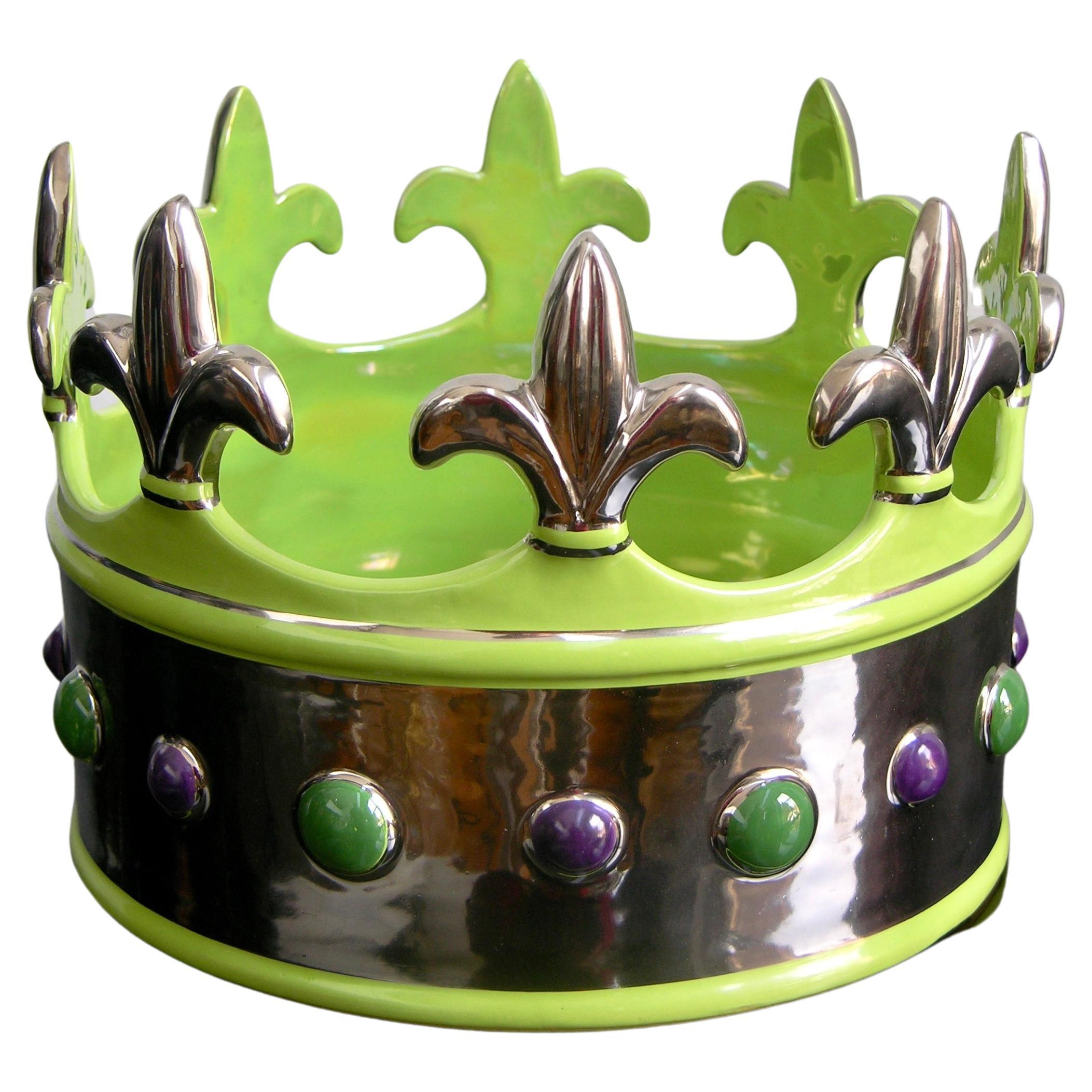  Contemporary Italian Apple Jade Green Majolica Crown Bowl with Platinum Accents (bol à couronne en majolique vert pomme et jade avec accents en platine)