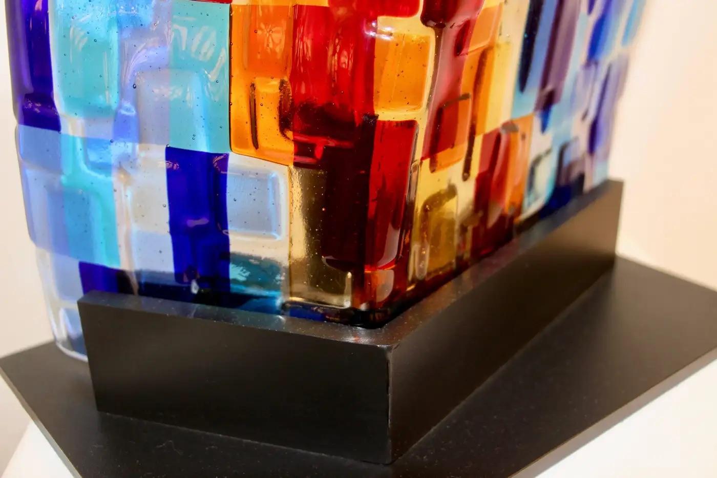 Zeitgenössische italienische Aqua Blau Rot Gelb Murano Glas Mosaik Skulptur Lampe (Geschwärzt) im Angebot