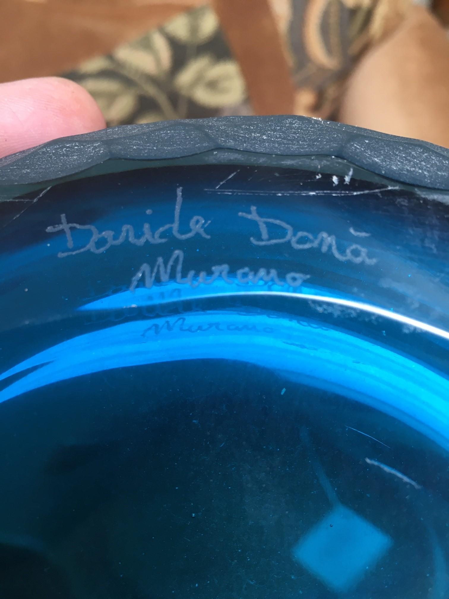 Vase monumental contemporain en verre de Murano signé par Davide Dona, œuvre d'art en verre de Murano soufflé à la main de forme inhabituelle, et de couleurs bleu, jaune et orange saisissantes, le vase peut être utilisé à la maison ou au