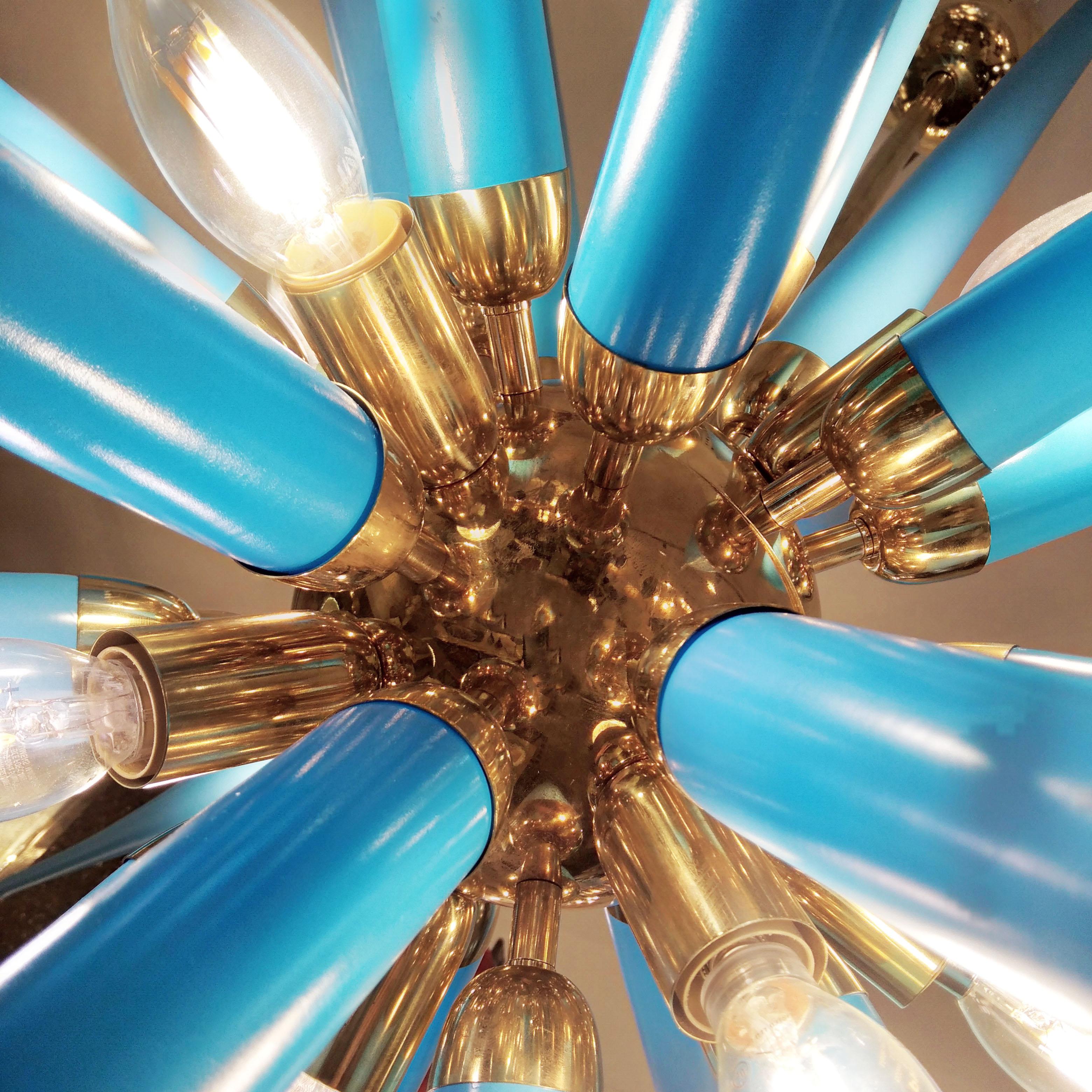 Contemporaneo italiano in pasta di vetro di Murano blu acquamarina Sputnik moderno in ottone in vendita 2