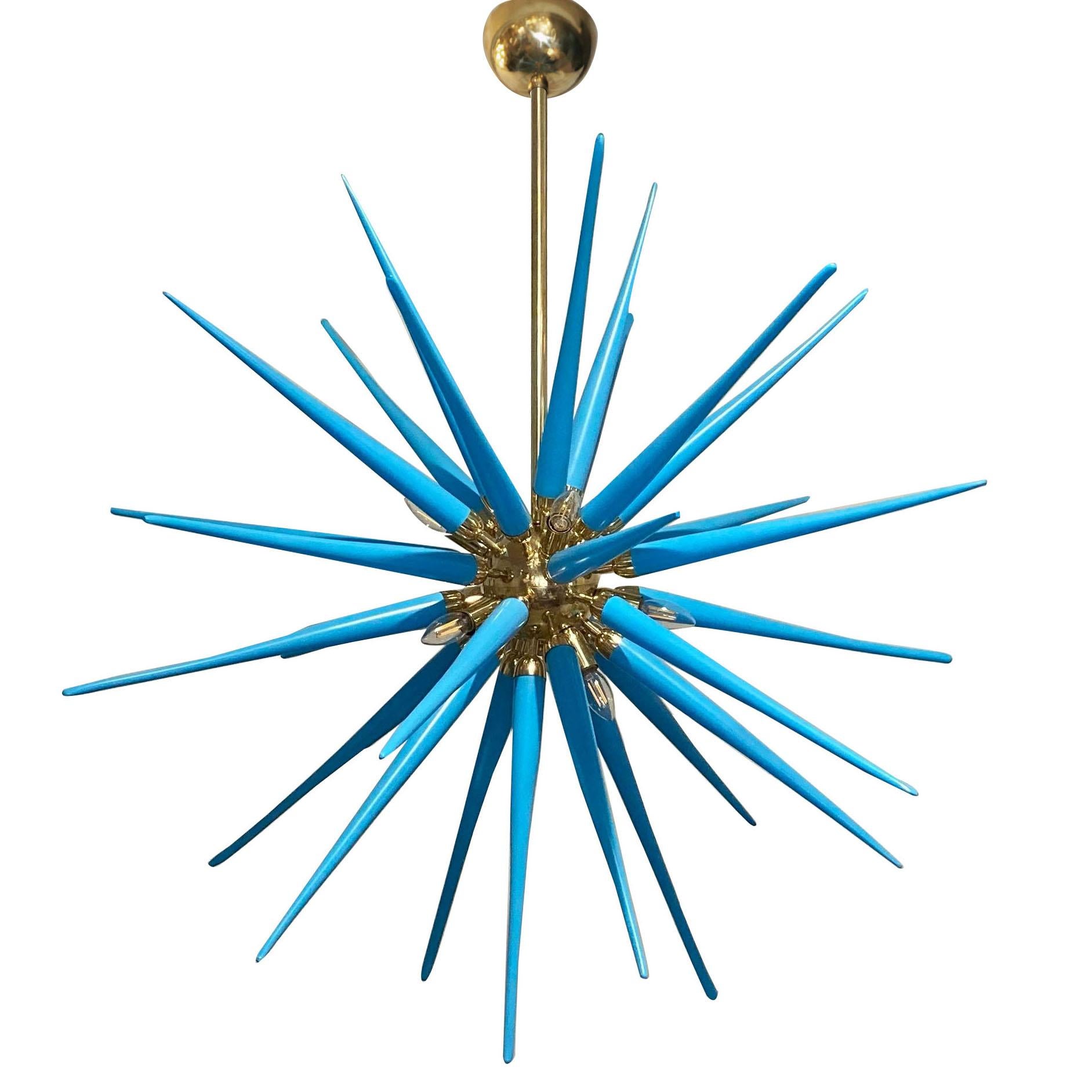 Creazione contemporanea su misura, unica nel suo genere, realizzata per Cosulich Interiors & Antiques NYC, interamente realizzata a mano a Murano - Italia, dal design minimalista e pulito. La struttura artigianale in ottone lucido sostiene 30 punte