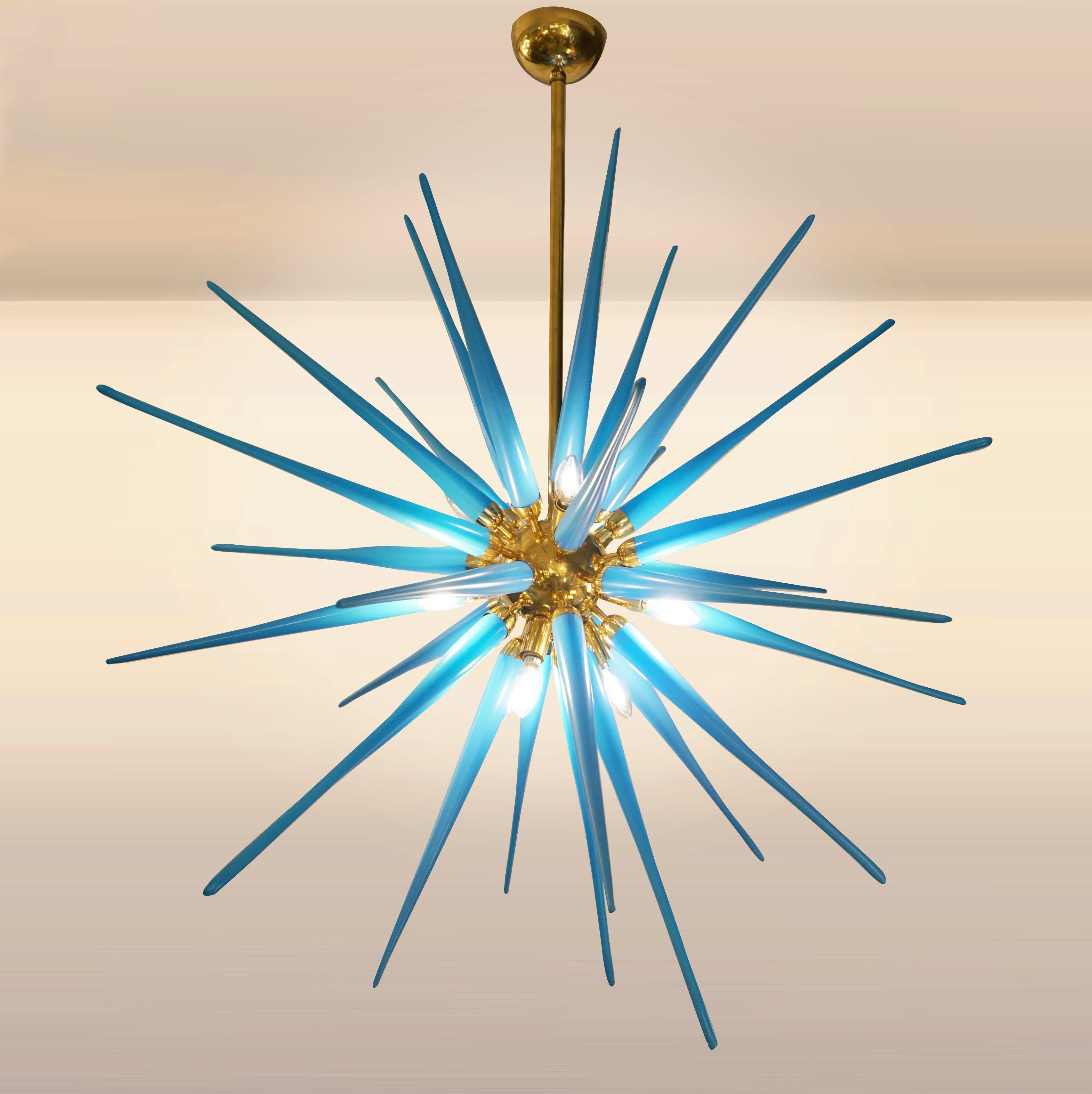 Italiano Contemporaneo italiano in pasta di vetro di Murano blu acquamarina Sputnik moderno in ottone in vendita