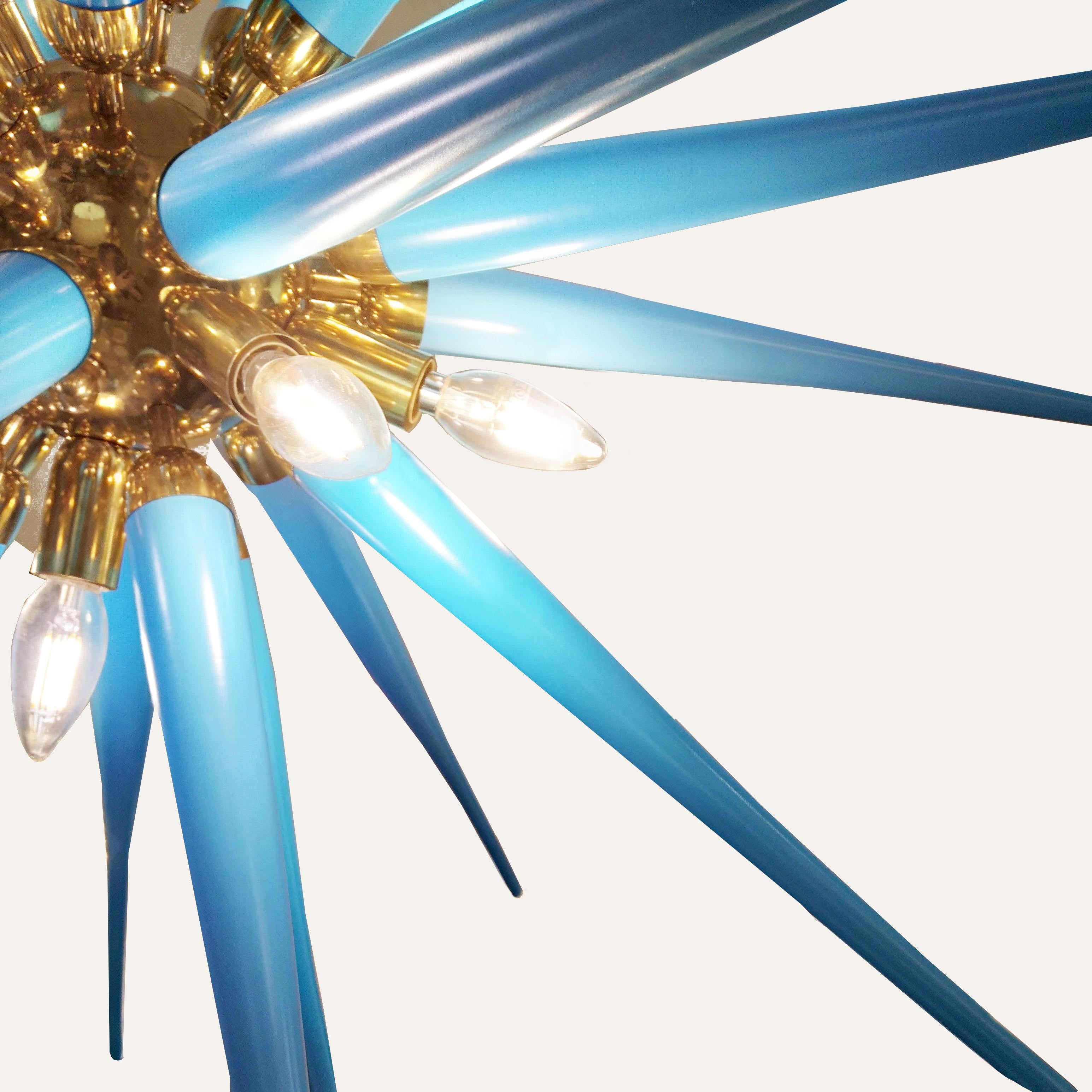 XXI secolo e contemporaneo Contemporaneo italiano in pasta di vetro di Murano blu acquamarina Sputnik moderno in ottone in vendita