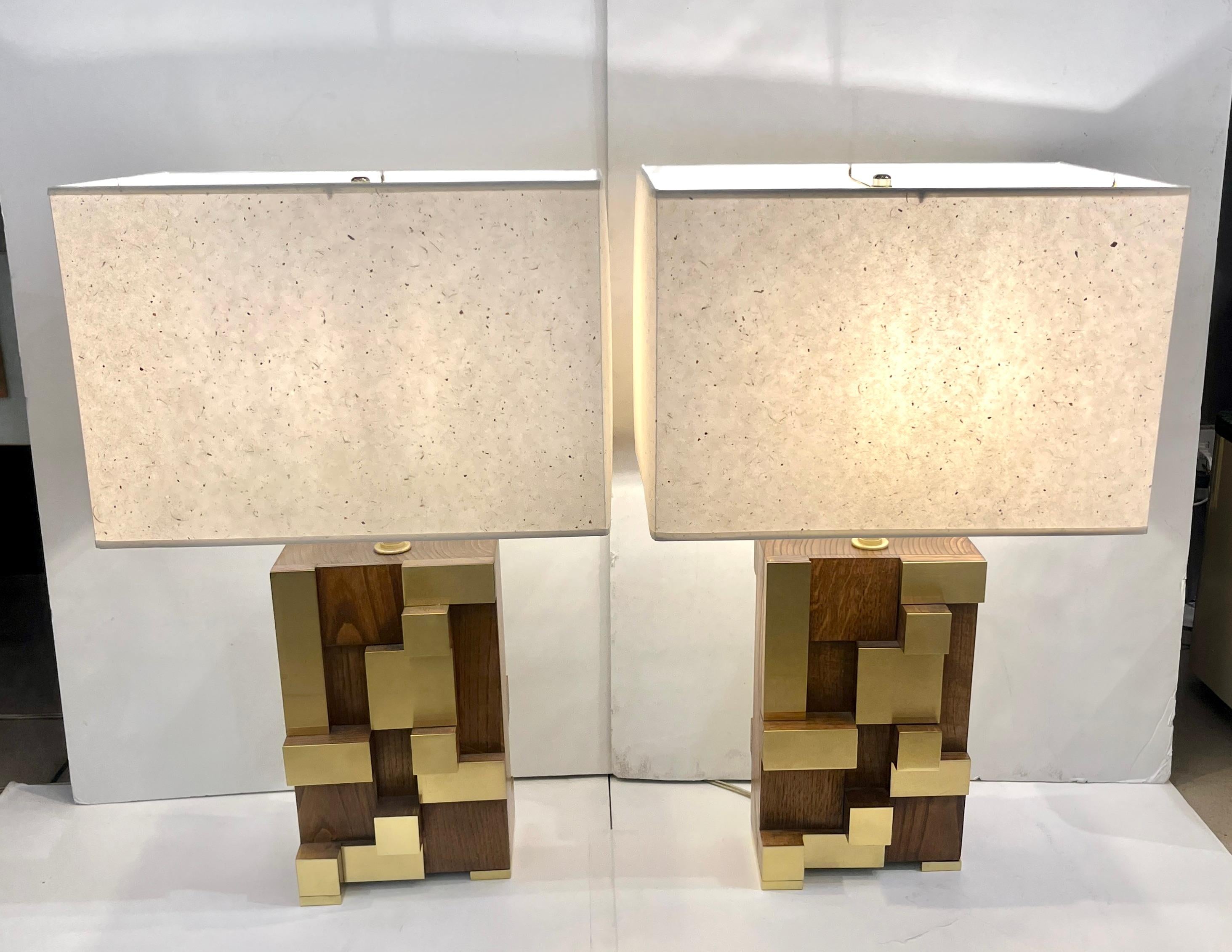 Pareja de Lámparas Urbanas Contemporáneas de Arquitectura Italiana de Madera Escalonada y Latón Moderno orgánico en venta