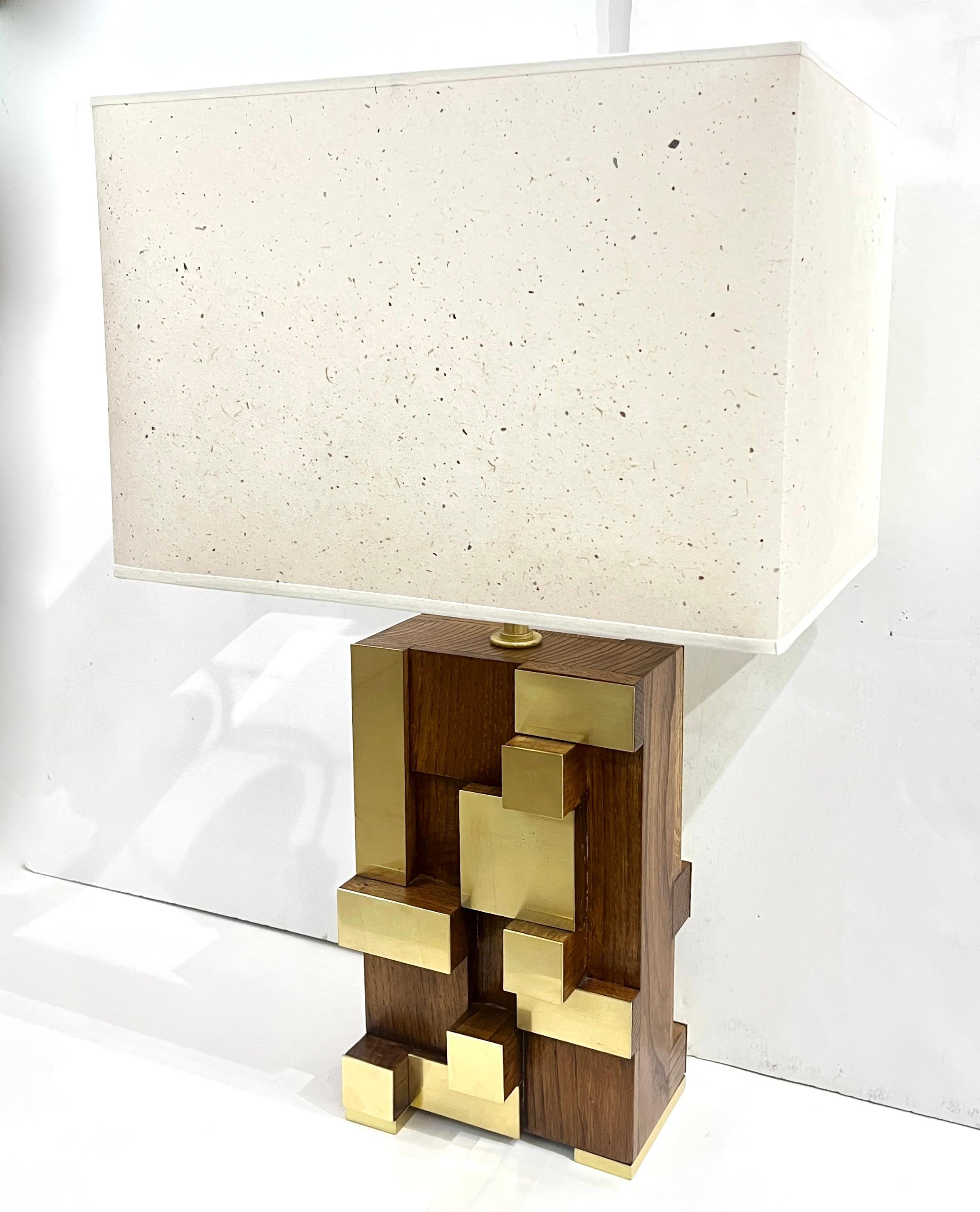 Pareja de Lámparas Urbanas Contemporáneas de Arquitectura Italiana de Madera Escalonada y Latón Hecho a mano en venta