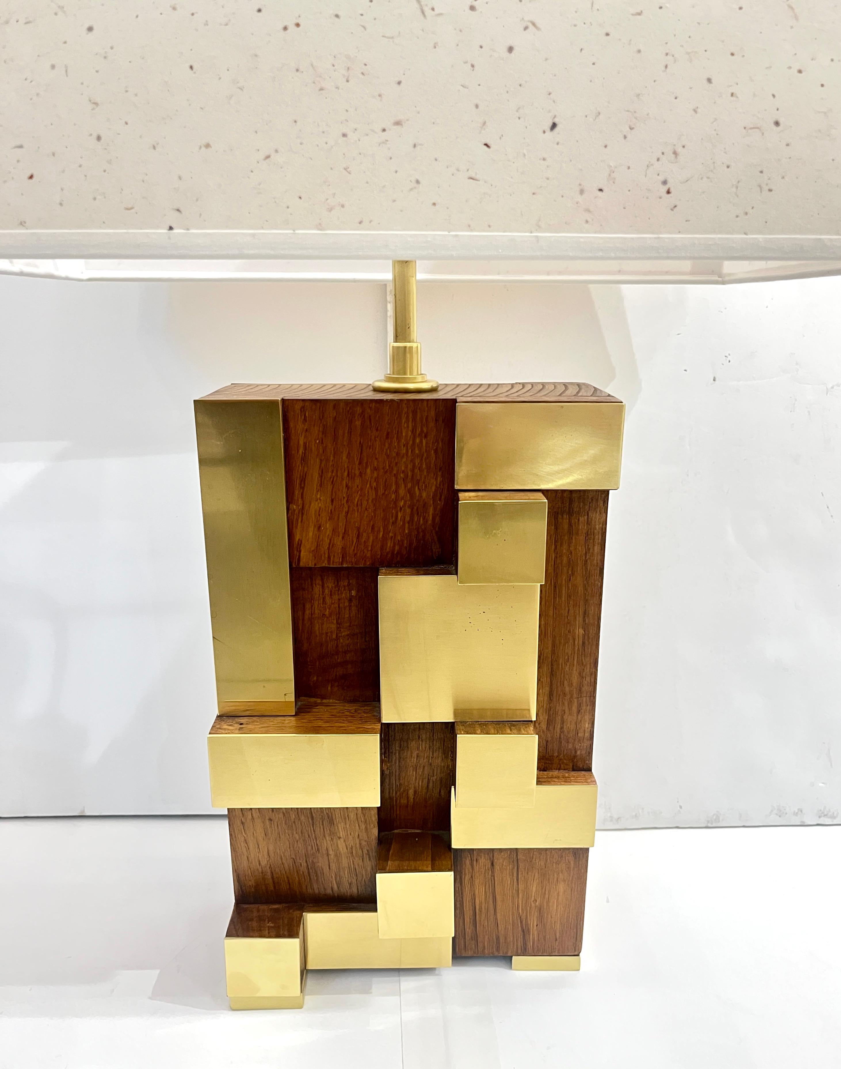 Pareja de Lámparas Urbanas Contemporáneas de Arquitectura Italiana de Madera Escalonada y Latón en venta 1