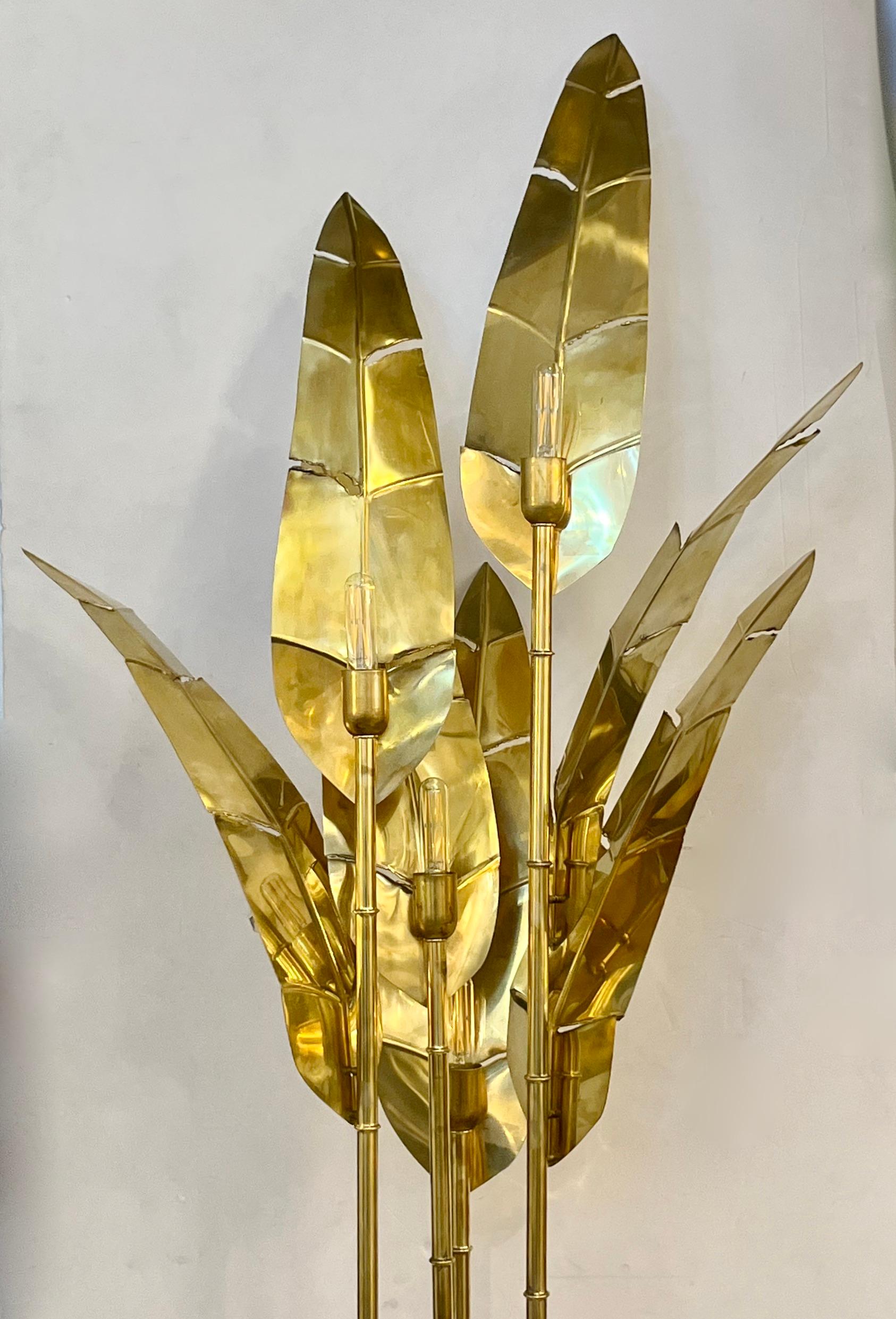 Zeitgenössische italienische Art-Déco-Stehlampe, 7-Blatt, Palmenbaum, organisch, modern, Messing (Handgeschnitzt) im Angebot