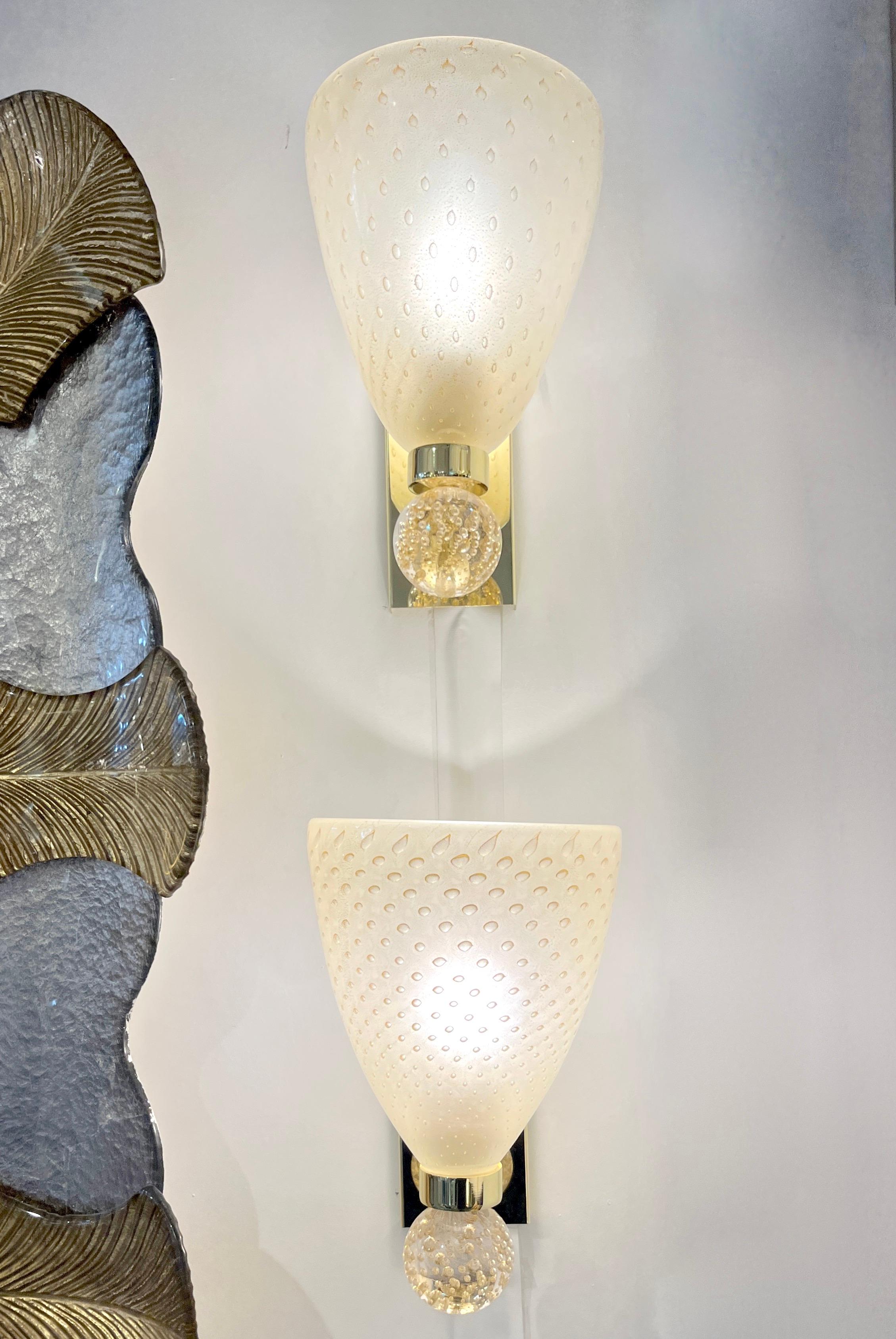 Contemporary Venetian pair of Art Deco wall lights of modern organic design, entirely handcrafted in Murano (Italy), the bowls in high-quality crystal blown Murano glass, in Barovier style, are decorated with the Pulegoso technique: big bubbles in
