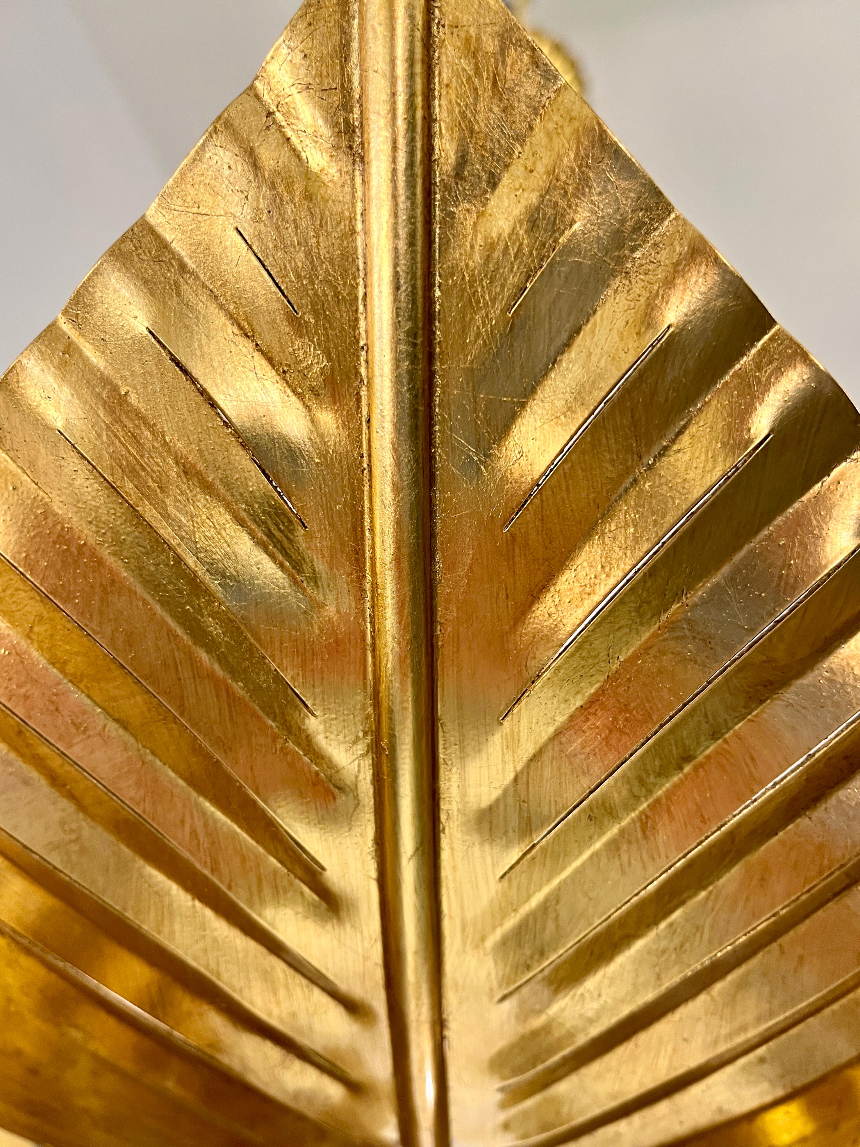 Contemporary Italian Art Deco Design Hand Made Gold Metall Tiered Leaf Kronleuchter im Zustand „Neu“ im Angebot in New York, NY