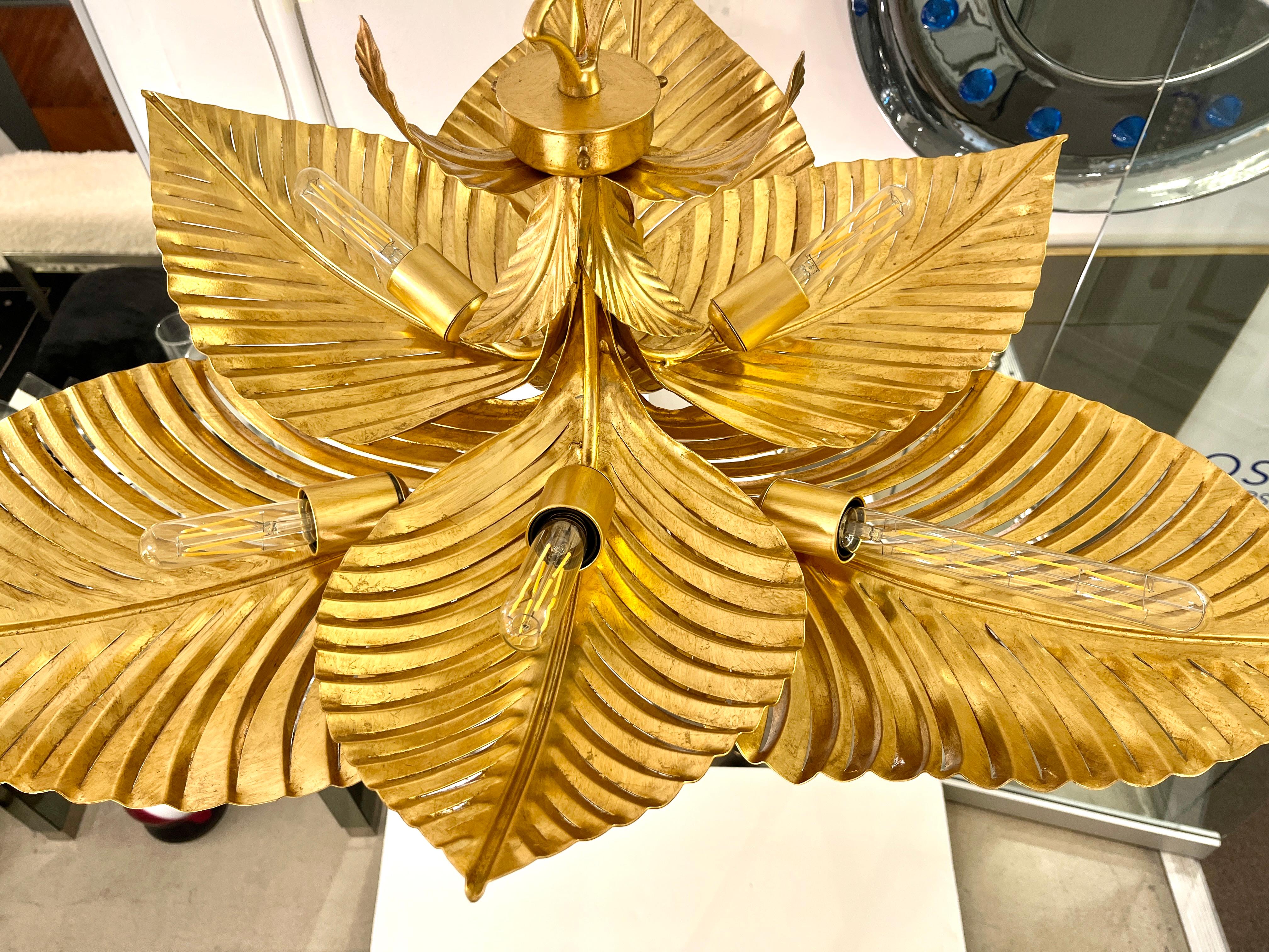 Contemporary Italian Art Deco Design Hand Made Gold Metall Tiered Leaf Kronleuchter im Angebot 1