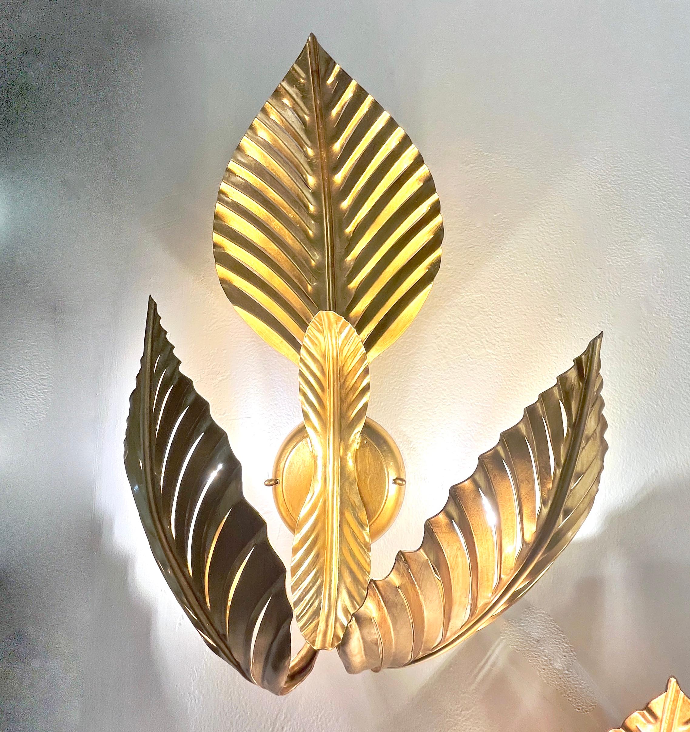Paire d'appliques à 3 feuilles en métal doré faites à la main, contemporaines et de design Art Déco italien en vente 3