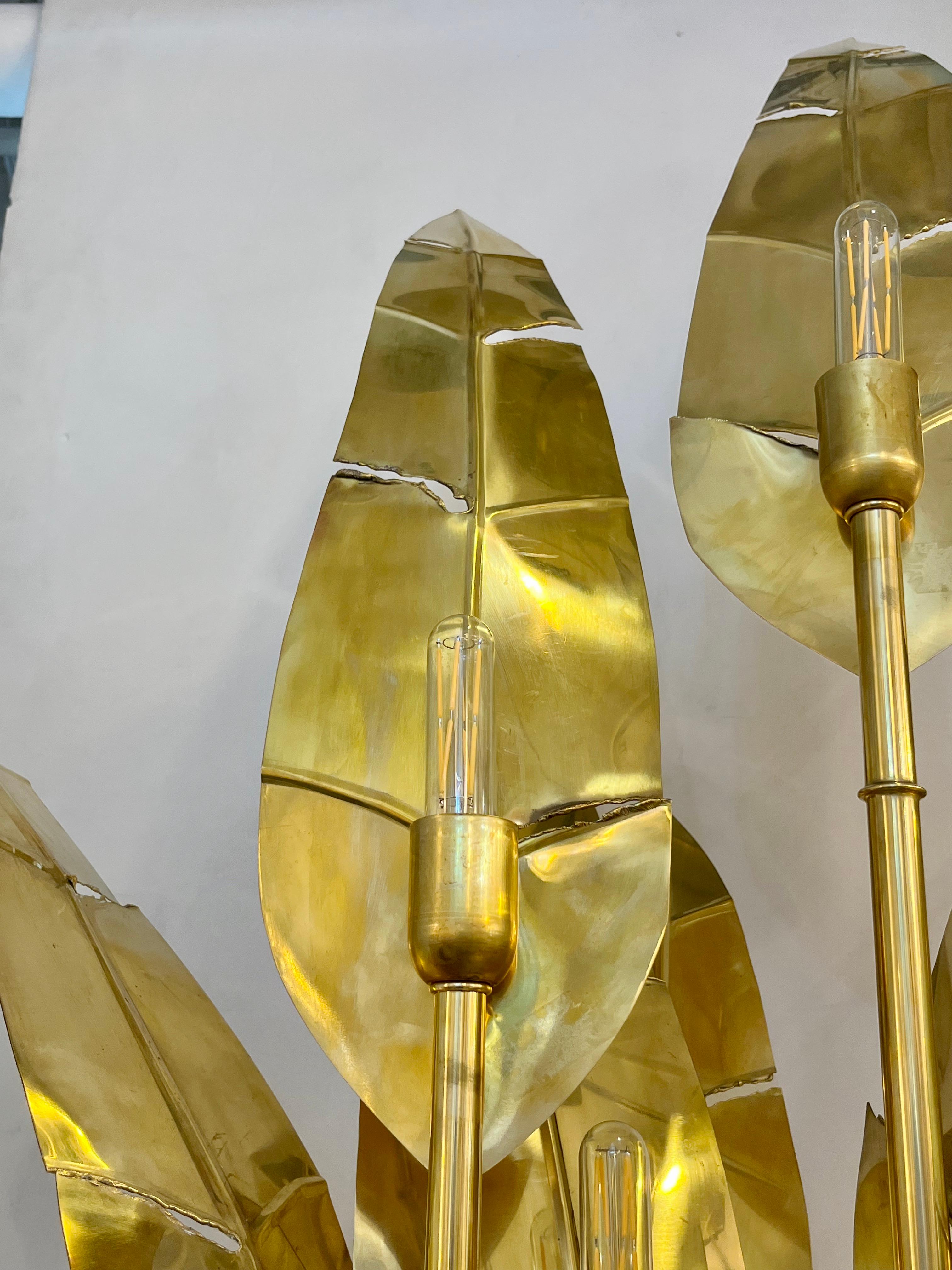Zeitgenössische italienische Art Deco Design Palme Paar 7-blättrige Stehlampen aus Messing im Angebot 9