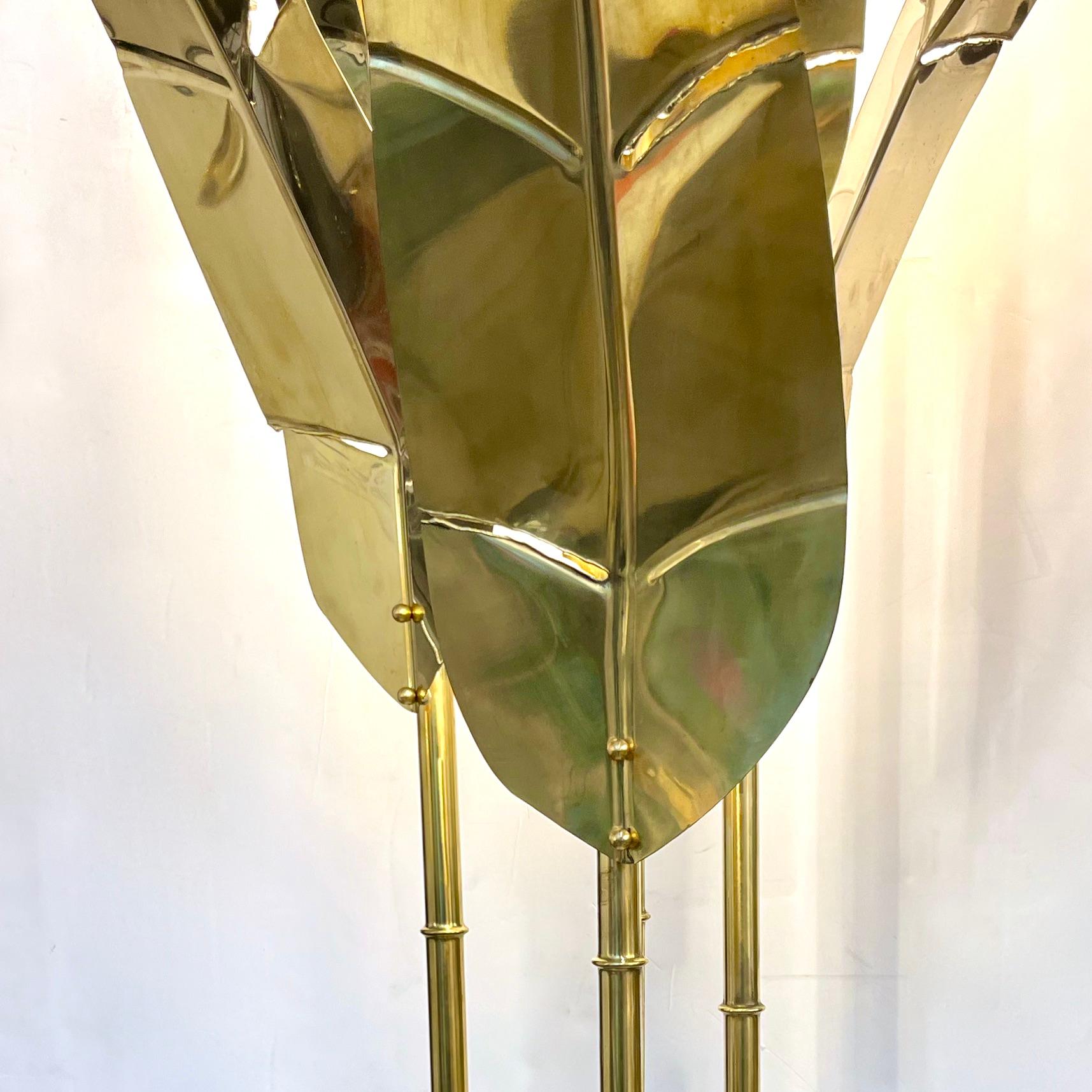Zeitgenössische italienische Art Deco Design Palme Paar 7-blättrige Stehlampen aus Messing (Hollywood Regency) im Angebot