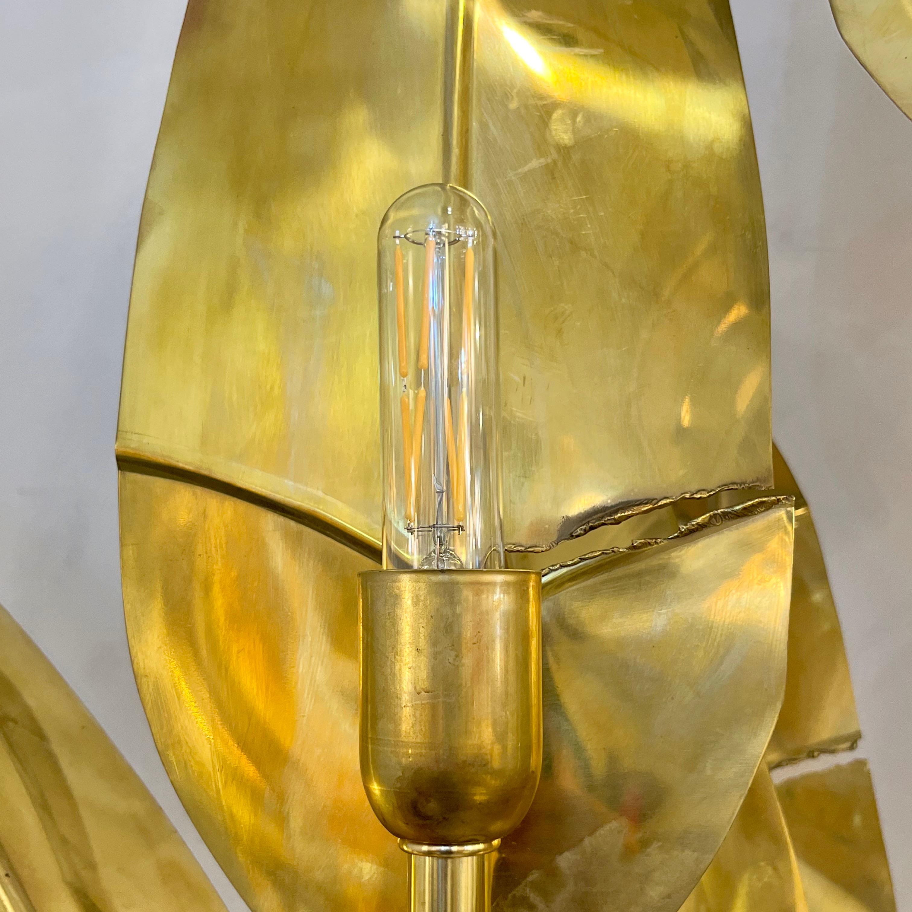 Zeitgenössische italienische Art Deco Design Palme Paar 7-blättrige Stehlampen aus Messing im Angebot 2