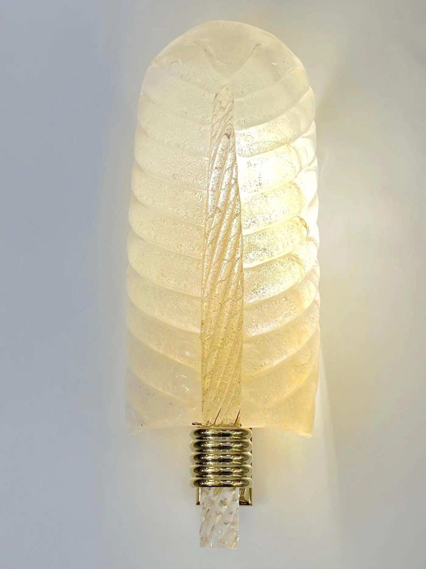 Exquisites Paar Wandleuchten aus mundgeblasenem Murano-Glas im Stil von Barovier mit einem organischen Art-Déco-Design in Form eines geschwungenen Federblatts. Das hochwertige Murano-Kristallglas wird vollständig in Italien handgefertigt und hat