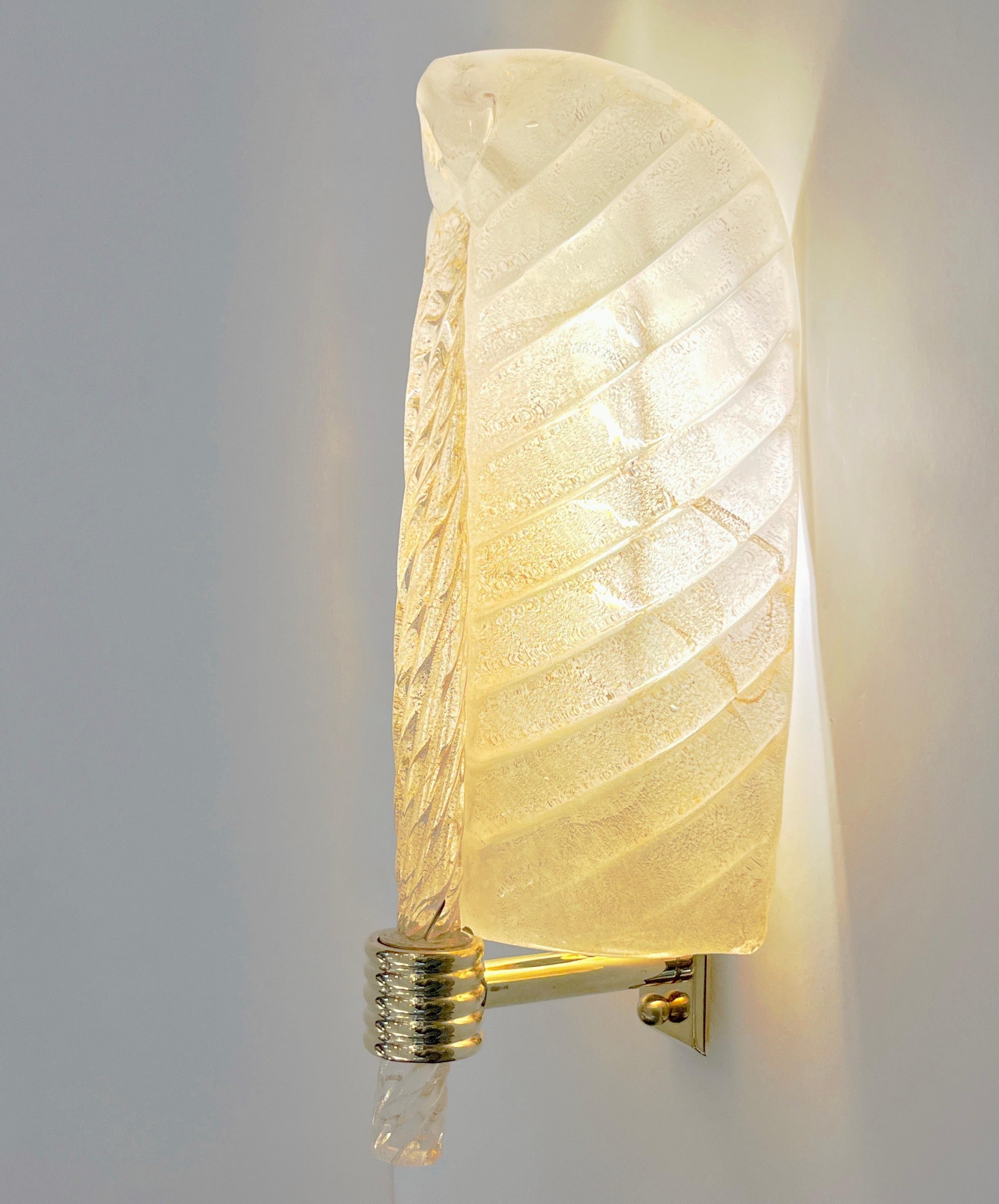 Contemporary Italian Art Deco Pair Crystal Gold Murano Glass Brass Leaf Sconces (Organische Moderne) im Angebot