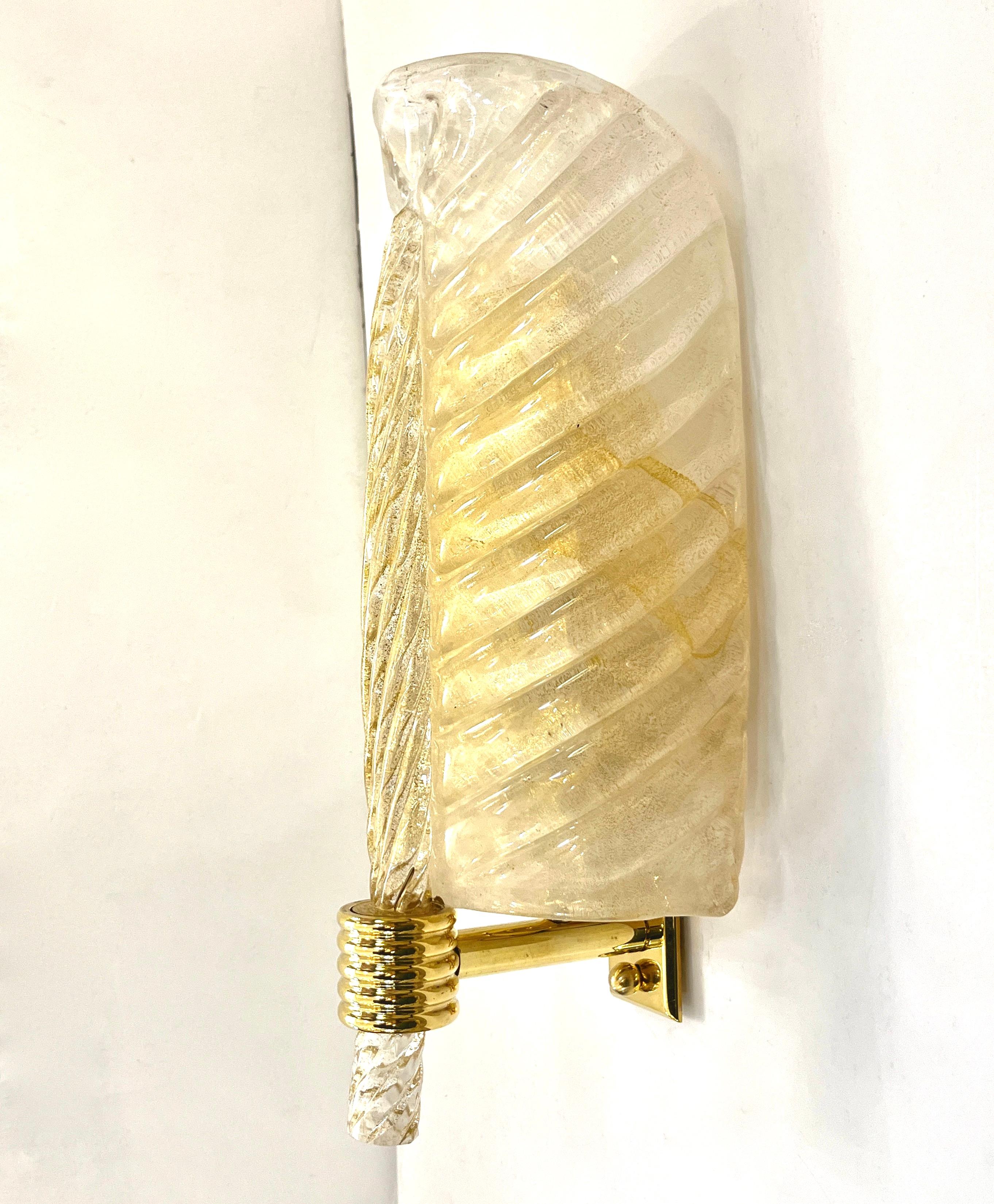 Contemporary Italian Art Deco Pair Crystal Gold Murano Glass Brass Leaf Sconces (Italienisch) im Angebot