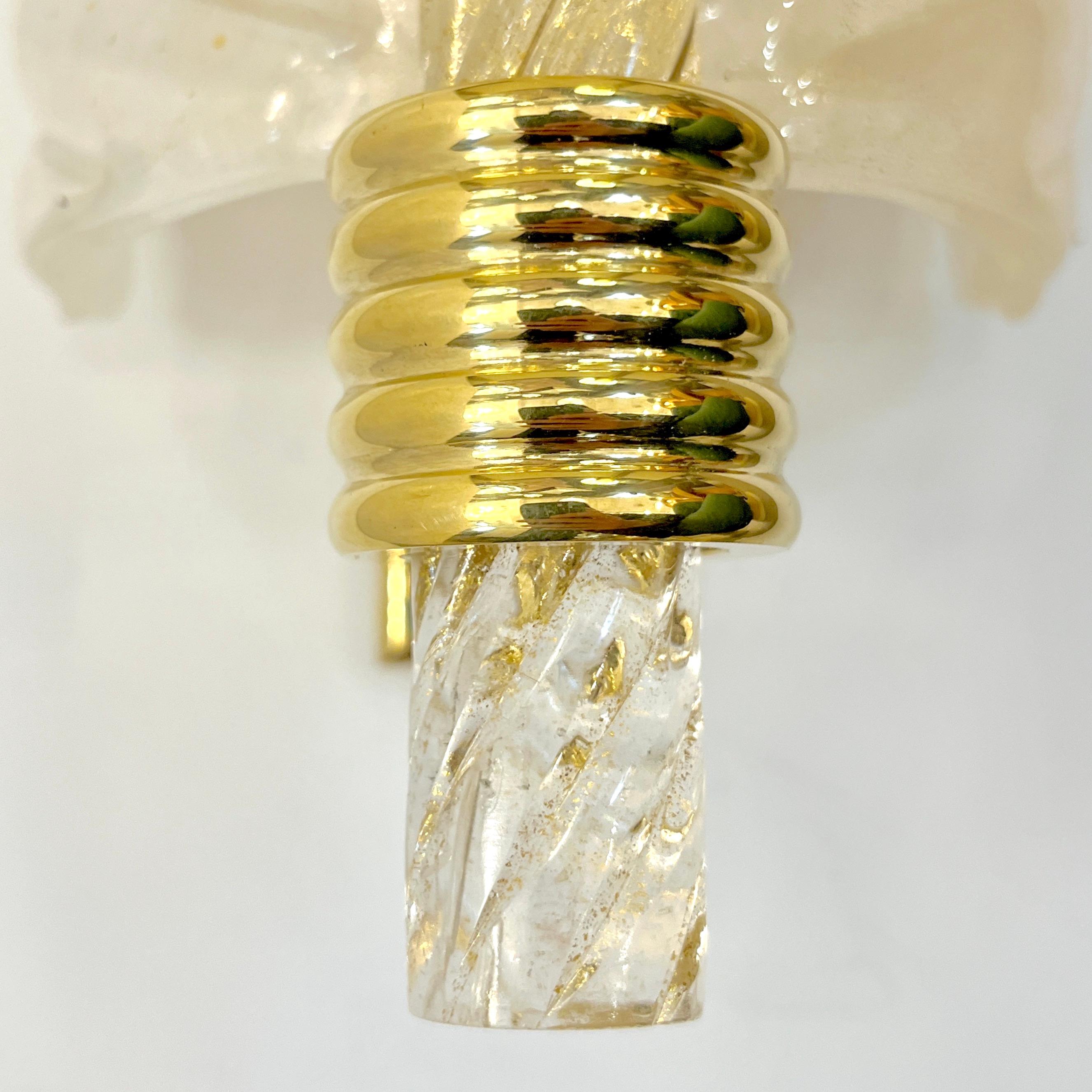 Contemporary Italian Art Deco Pair Crystal Gold Murano Glass Brass Leaf Sconces (Handgefertigt) im Angebot