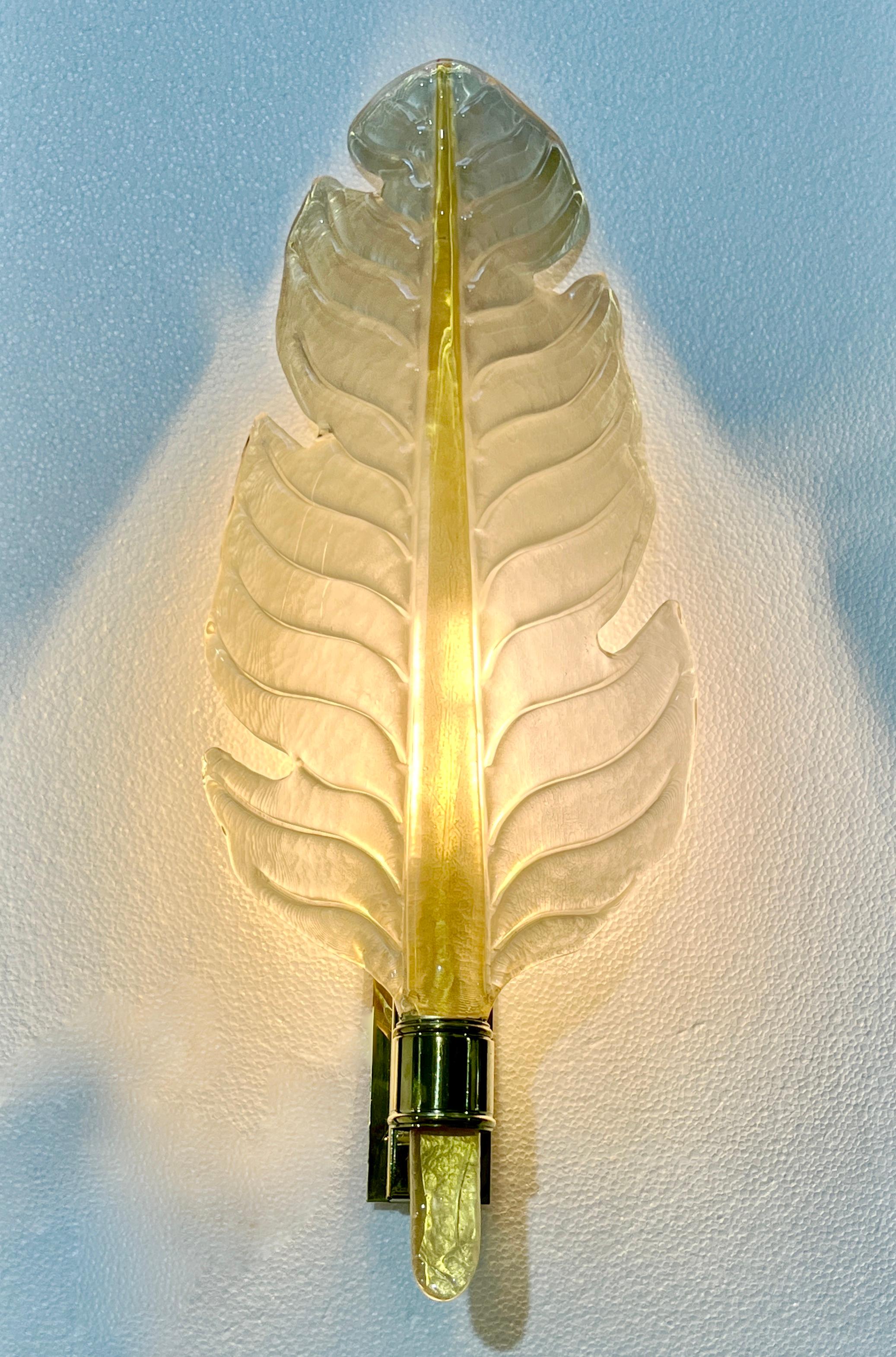Very elegant pair of bespoke wall lights in blown Murano glass in the style of Barovier, with an Art Deco design feather leaf organic modern shape. Entirely handcrafted in Italy, the high-quality Murano glass has a pearl luminosity iridescence amber