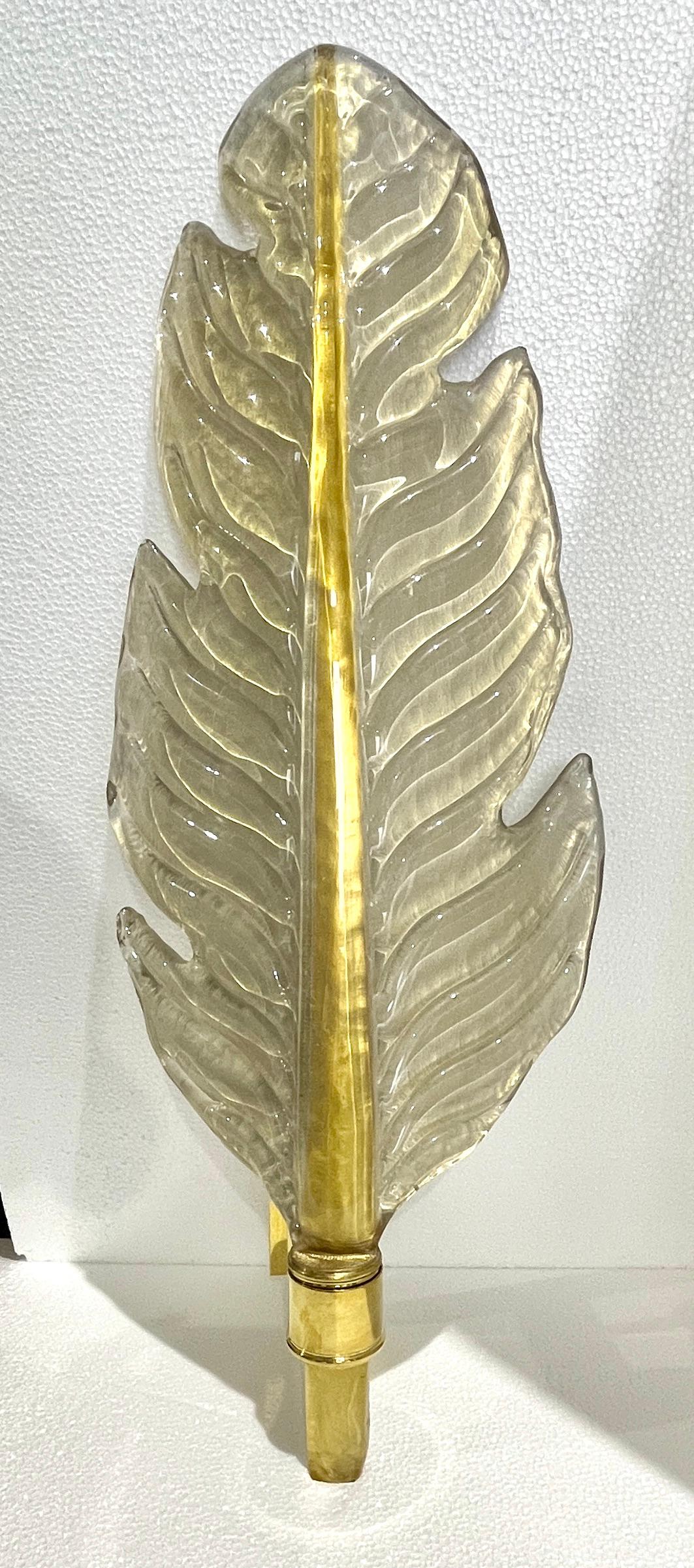 Art déco Paire d'appliques contemporaines Art Déco en verre de Murano ambre et or avec feuilles de laiton en vente