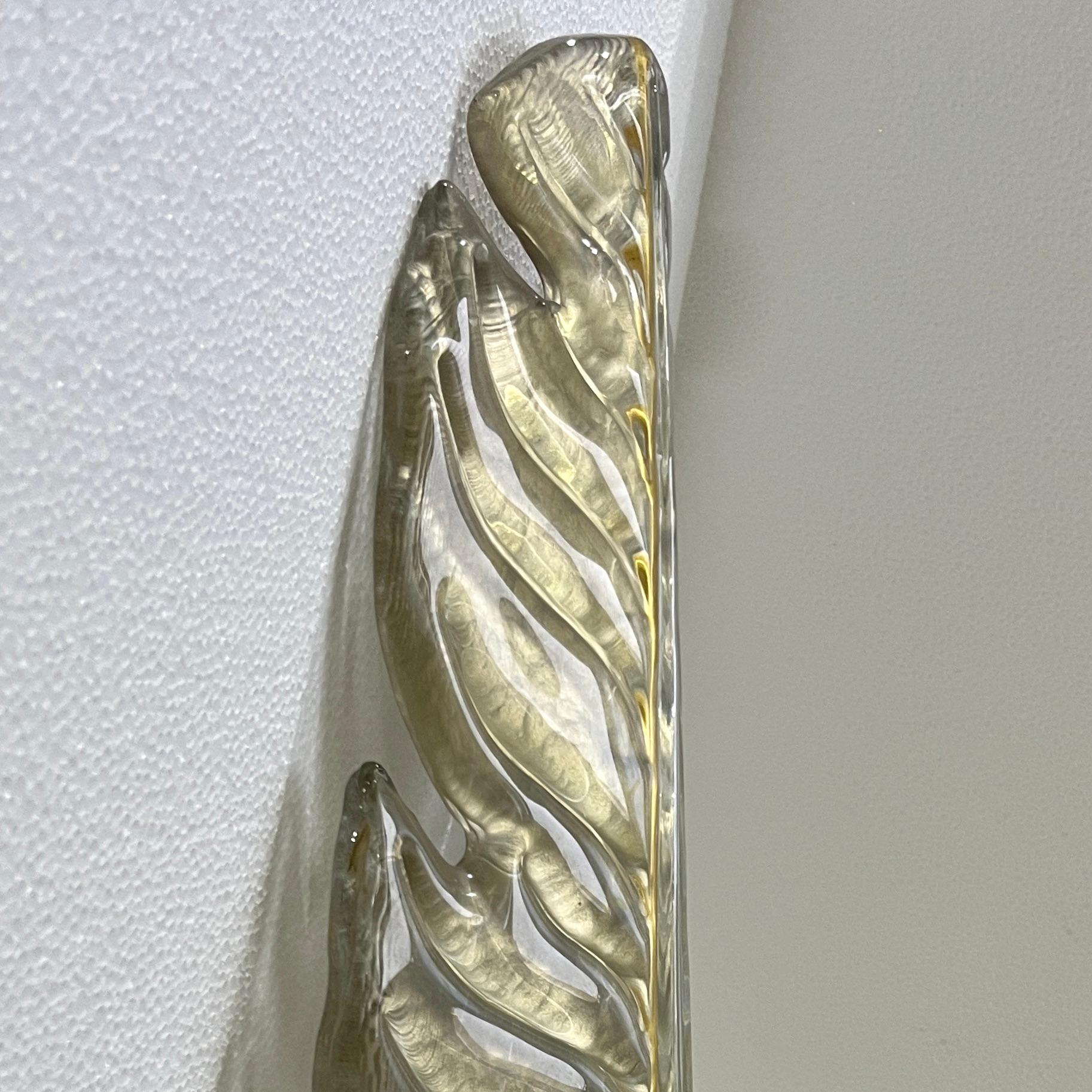 Contemporary Italian Art Deco Pair of Amber Gold Murano Glas Messing Blatt Sconces (Handgefertigt) im Angebot