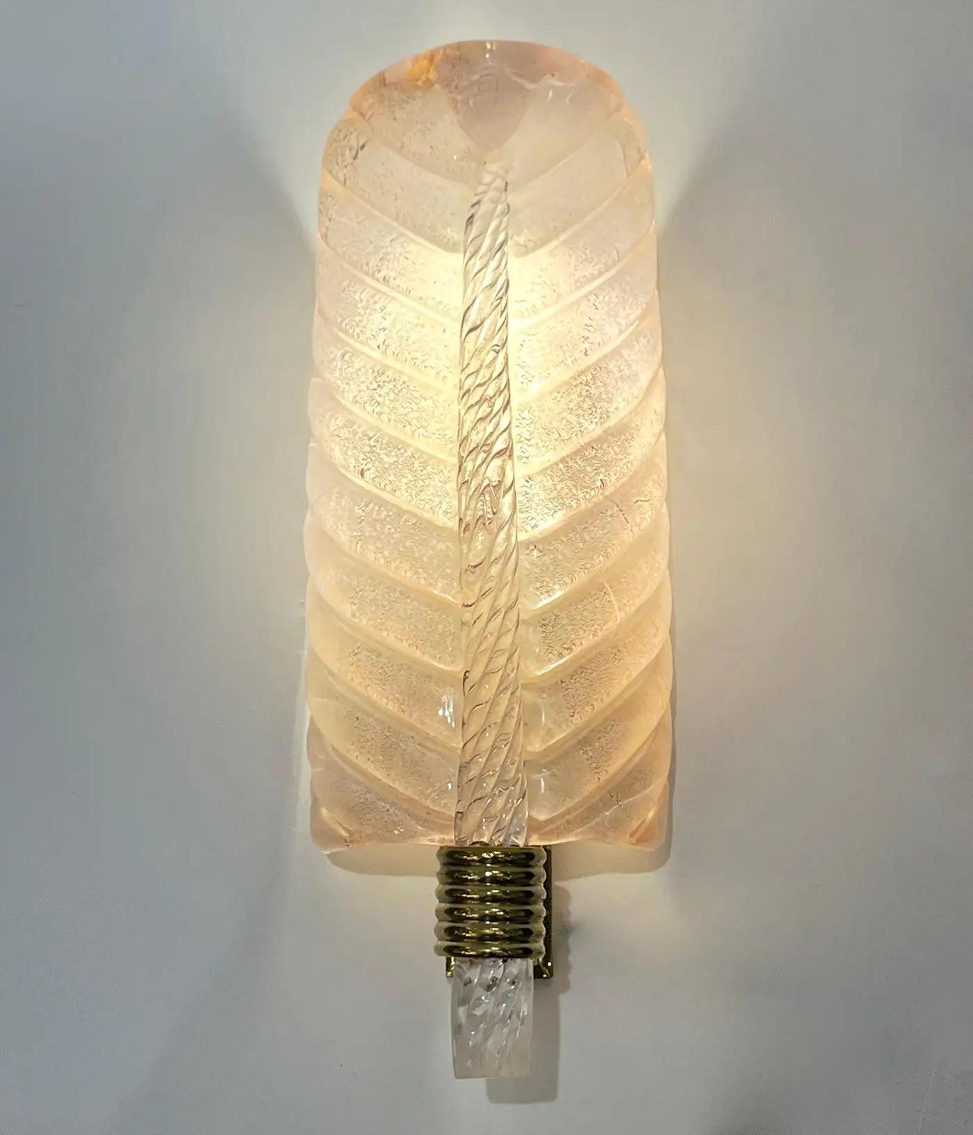 Contemporary Italian Art Deco Pair of Pink Gold Leaf Murano Glass Brass Sconces im Angebot 2