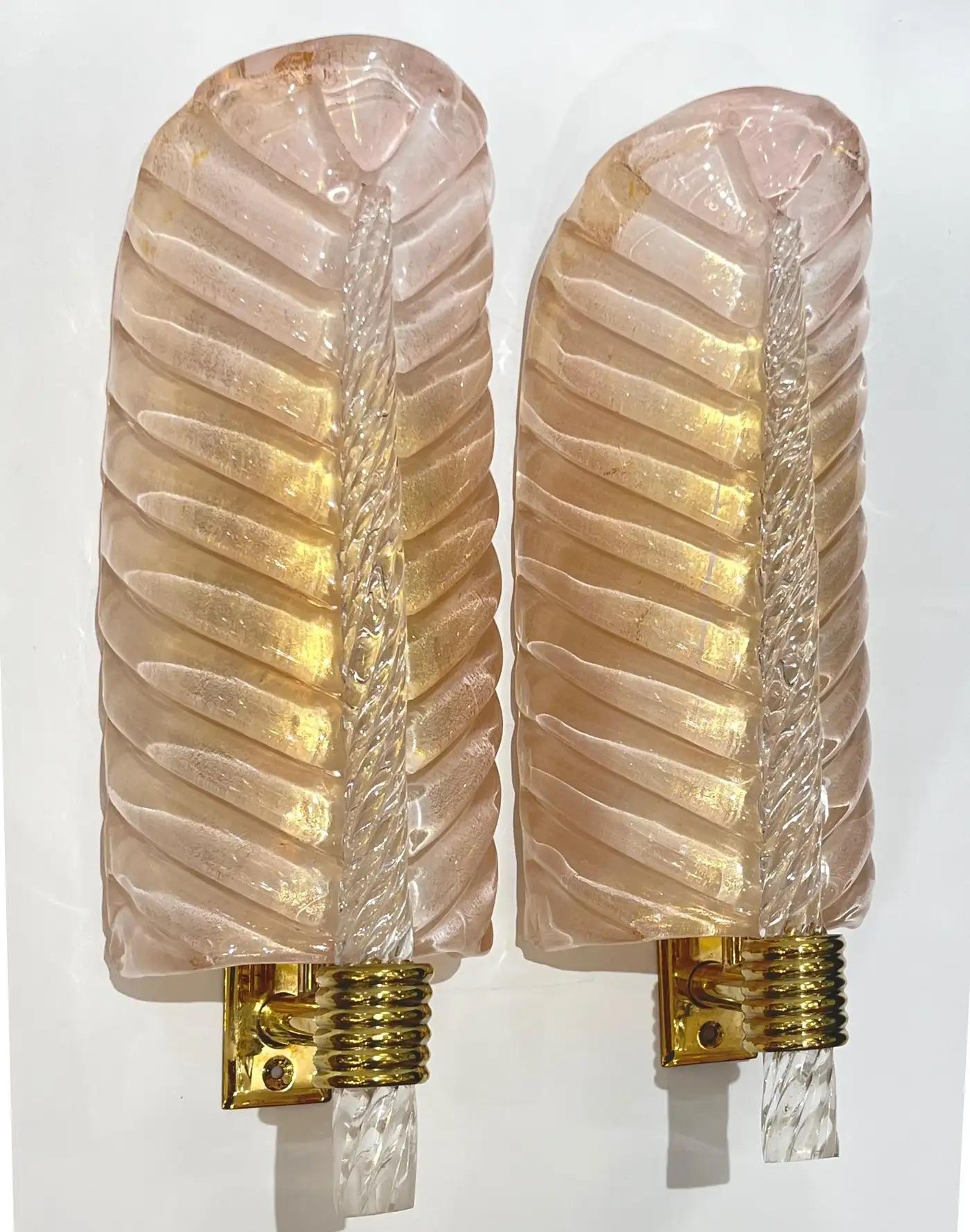 Contemporary Italian Art Deco Pair of Pink Gold Leaf Murano Glass Brass Sconces (Organische Moderne) im Angebot