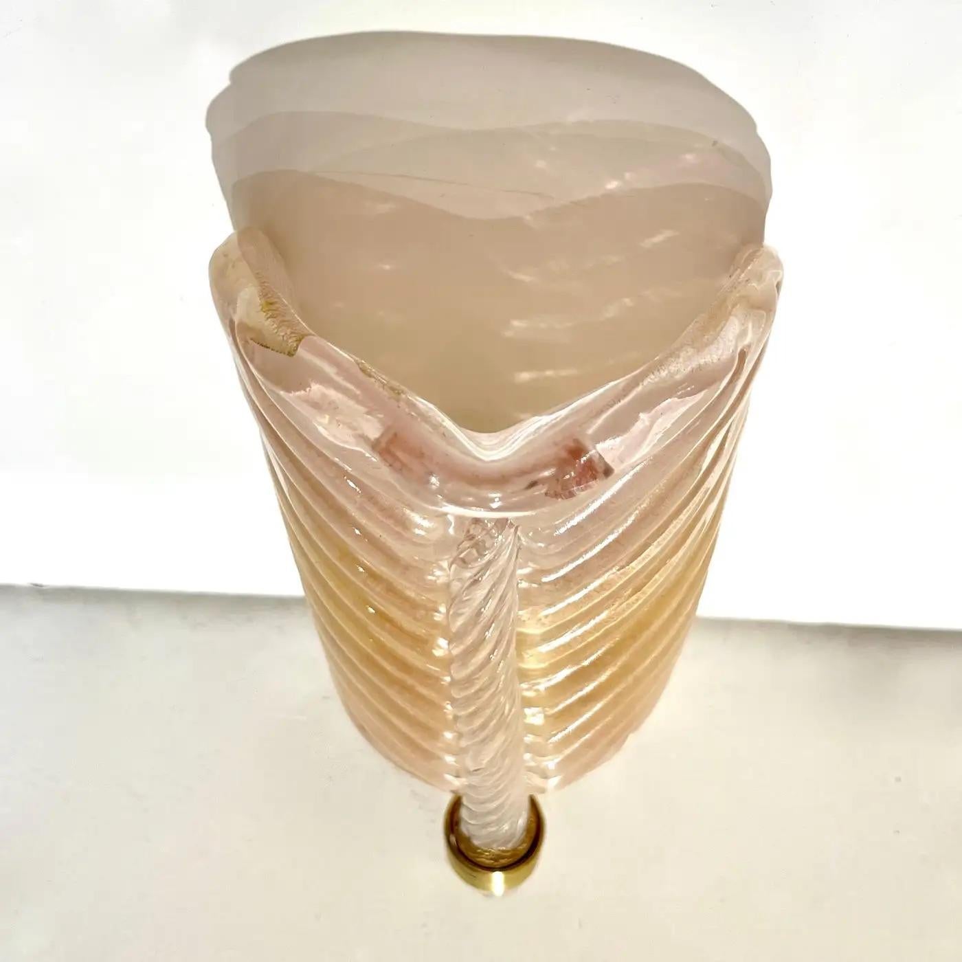 Contemporary Italian Art Deco Pair of Pink Gold Leaf Murano Glass Brass Sconces (21. Jahrhundert und zeitgenössisch) im Angebot