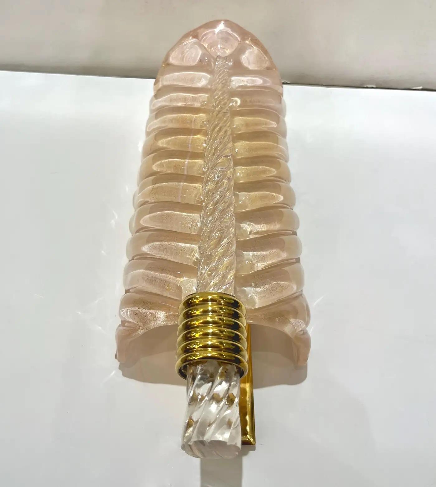 Contemporary Italian Art Deco Pair of Pink Gold Leaf Murano Glass Brass Sconces im Angebot 1