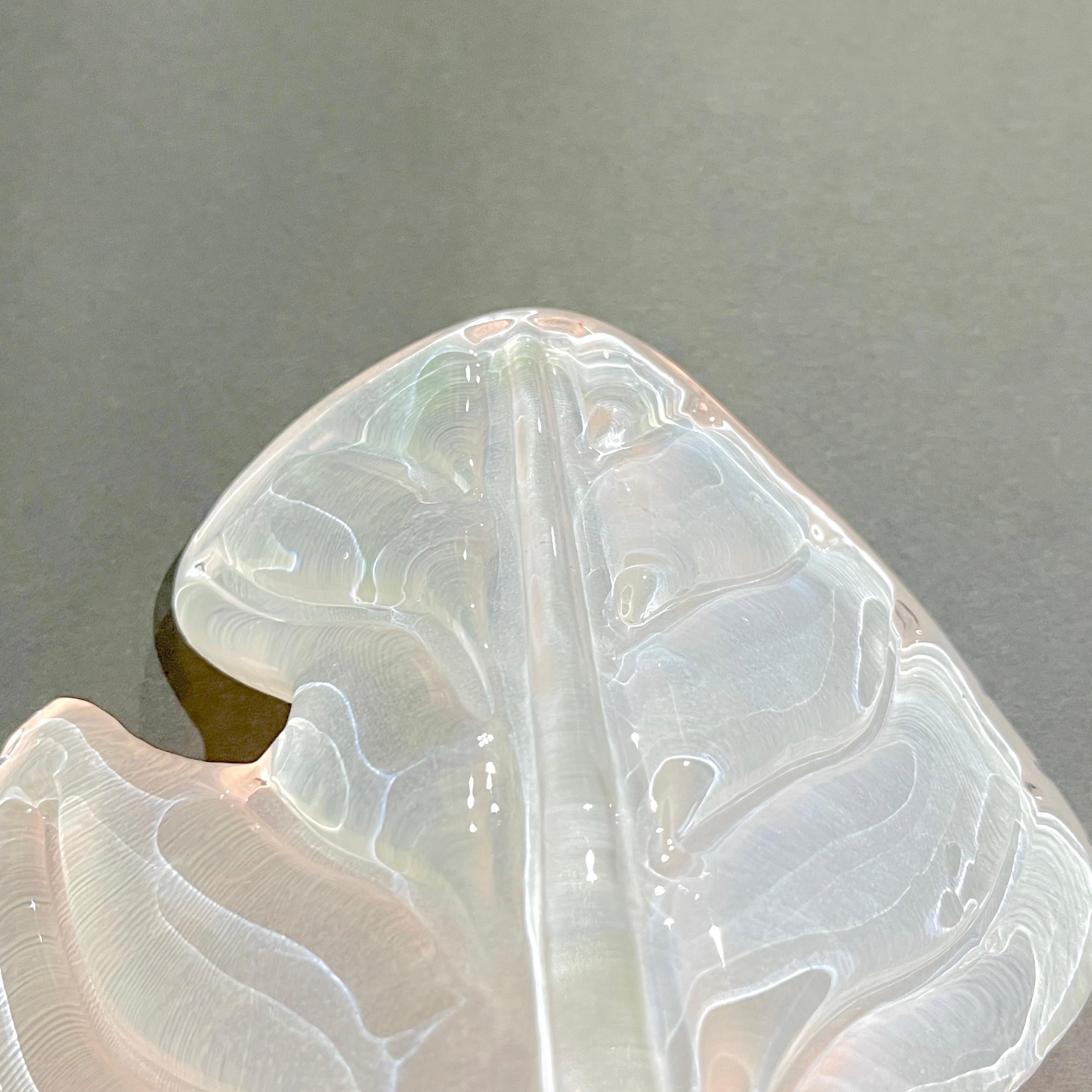 Paire d'appliques contemporaines en verre blanc de Murano à feuilles de nickel de style Art déco italien en vente 5