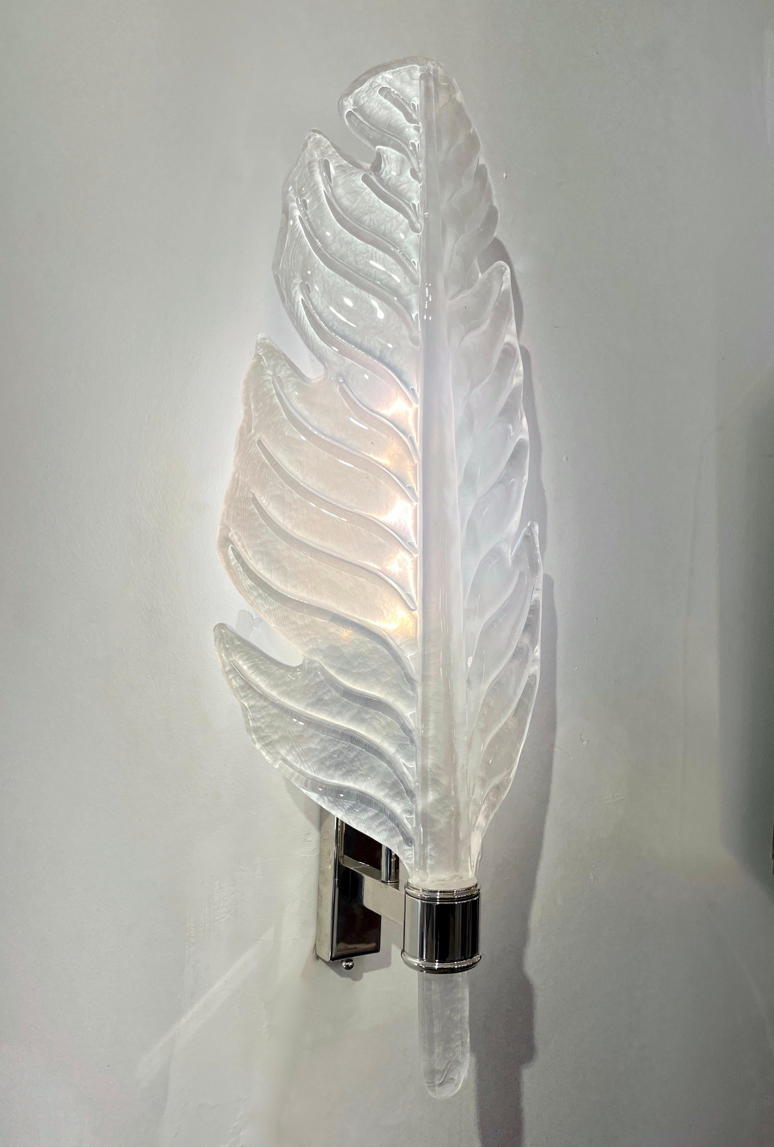 Very elegant pair of bespoke wall lights in blown Murano glass in the style of Barovier, with an Art Deco design feather leaf organic modern shape. Entirely handcrafted in Italy, the high-quality white Murano glass has a pearl luminosity iridescence