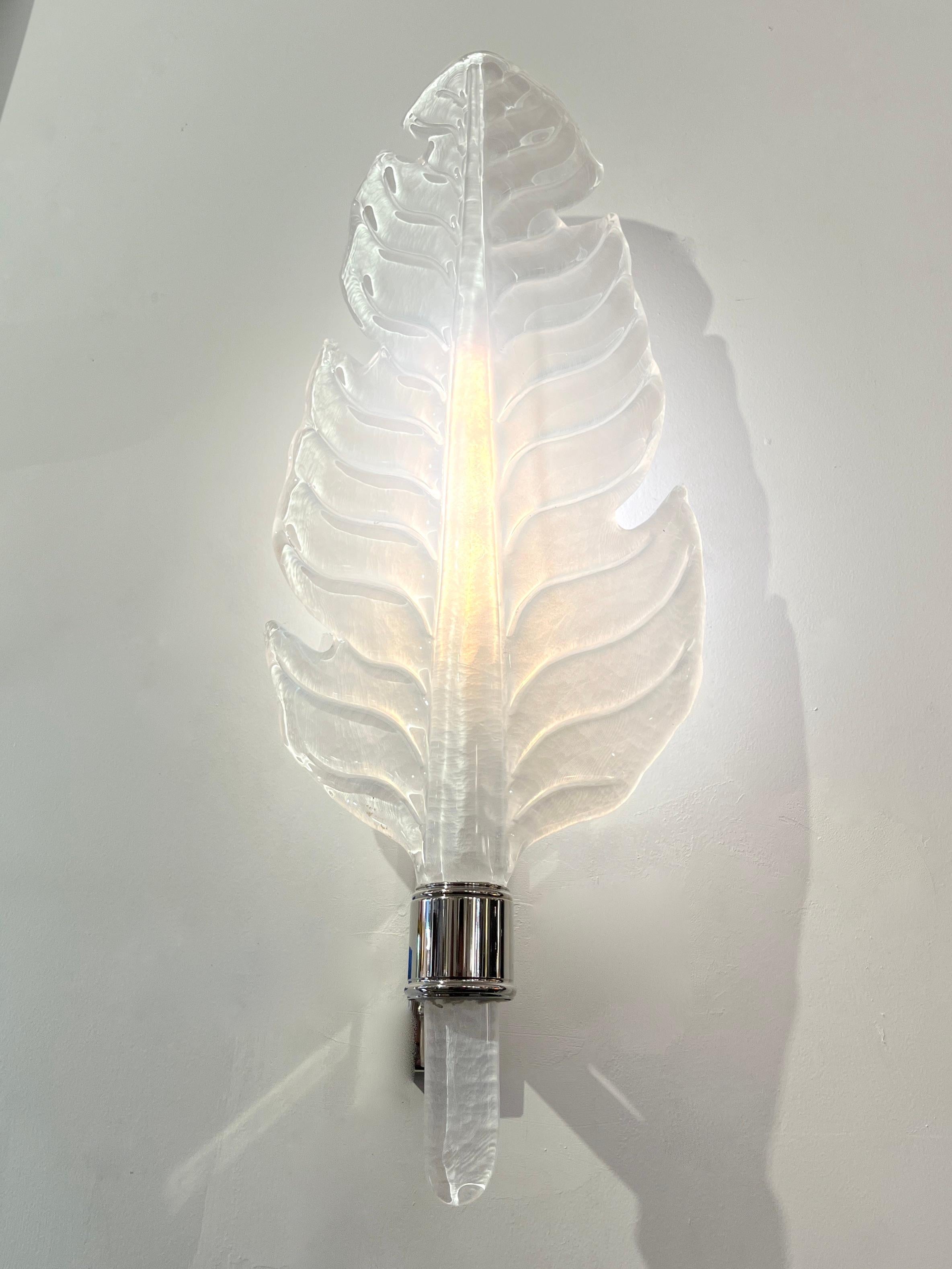 Very elegant pair of bespoke wall lights in blown Murano glass in the style of Barovier, with an Art Deco design feather leaf organic modern shape. Entirely handcrafted in Italy, the high-quality white Murano glass has a pearl luminosity iridescence