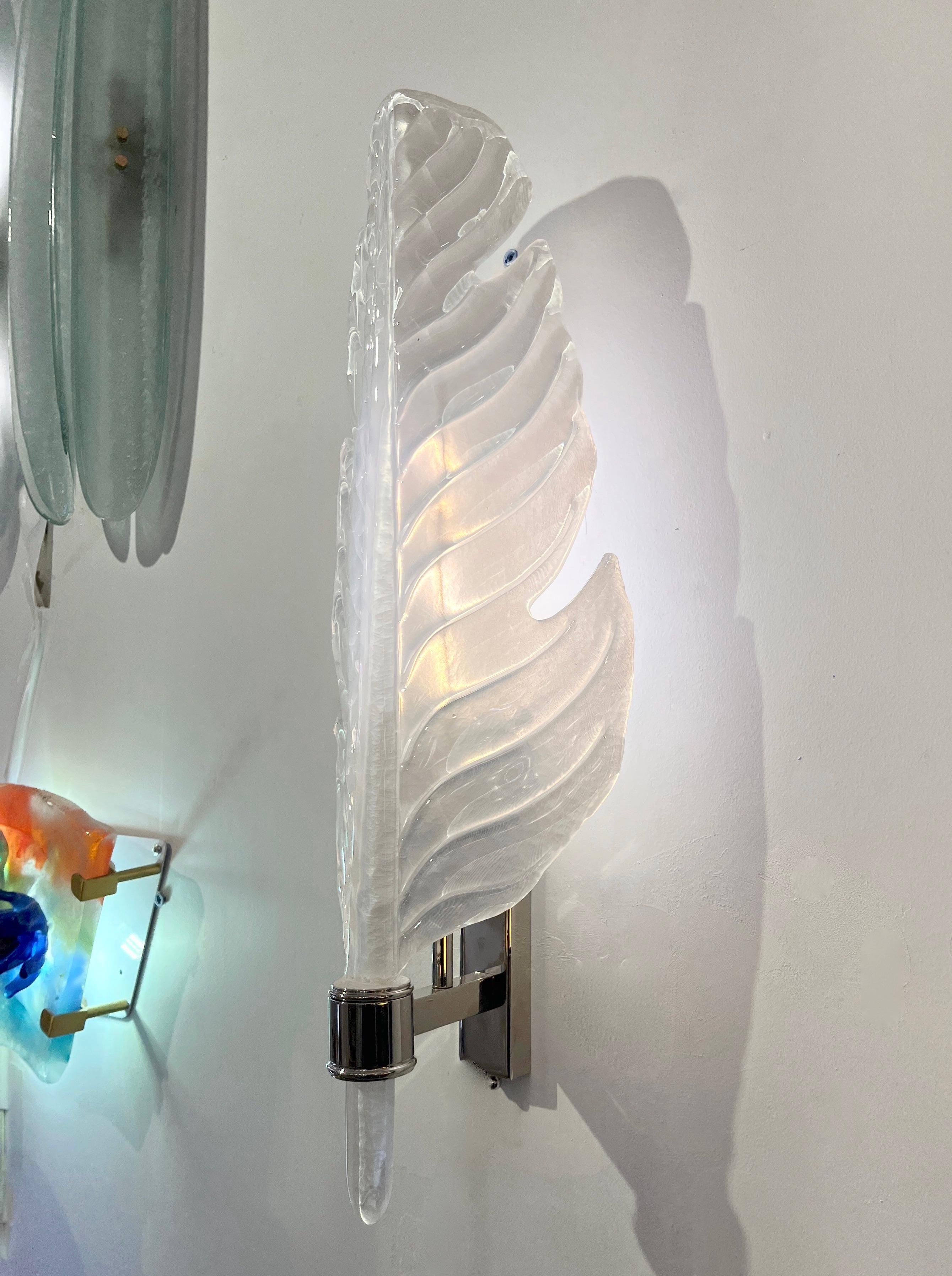 Paire d'appliques contemporaines en verre blanc de Murano à feuilles de nickel de style Art déco italien en vente 3