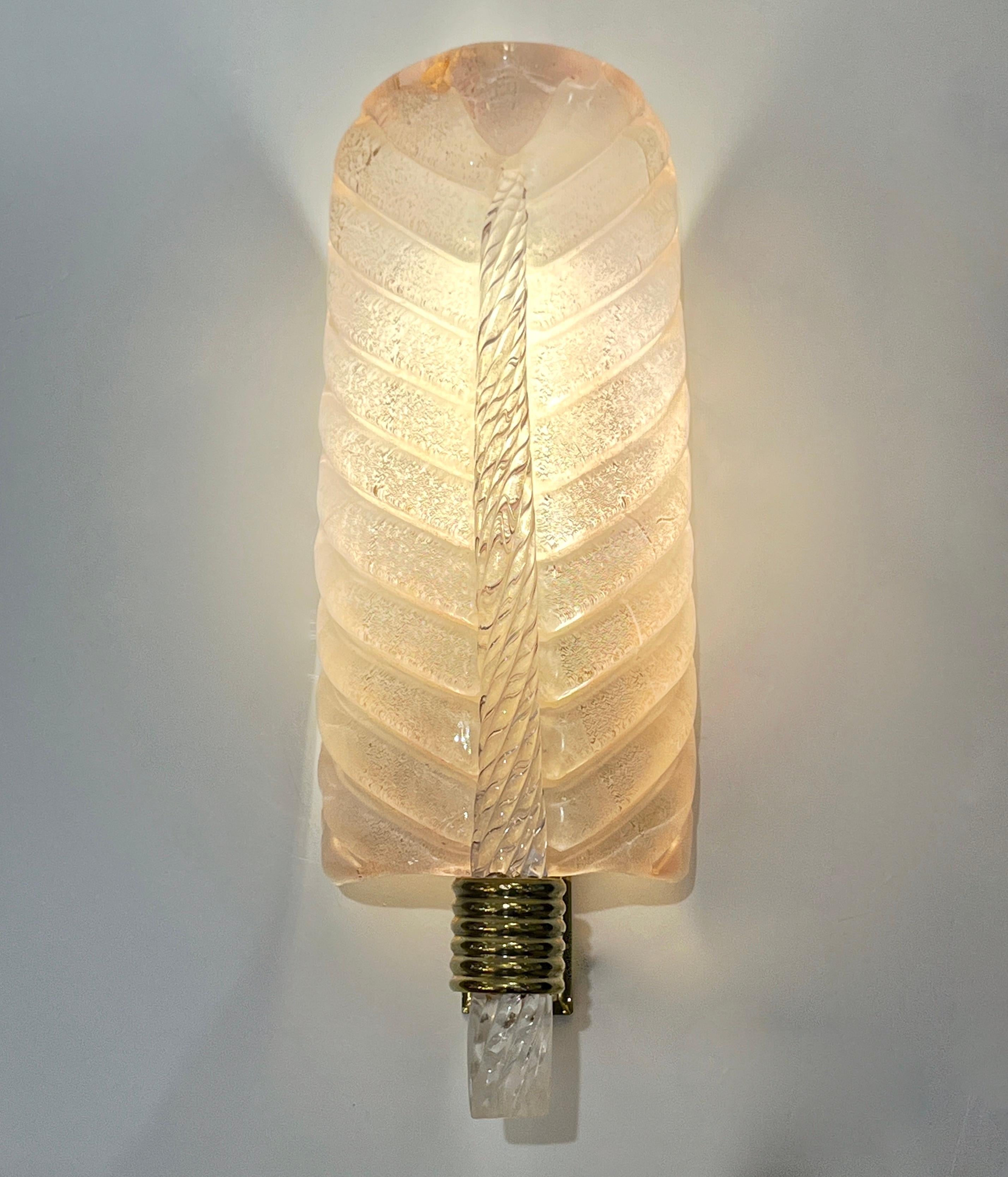 Contemporary Italian Art Deco Pair of Pink Gold Leaf Murano Glass Brass Sconces im Angebot 2