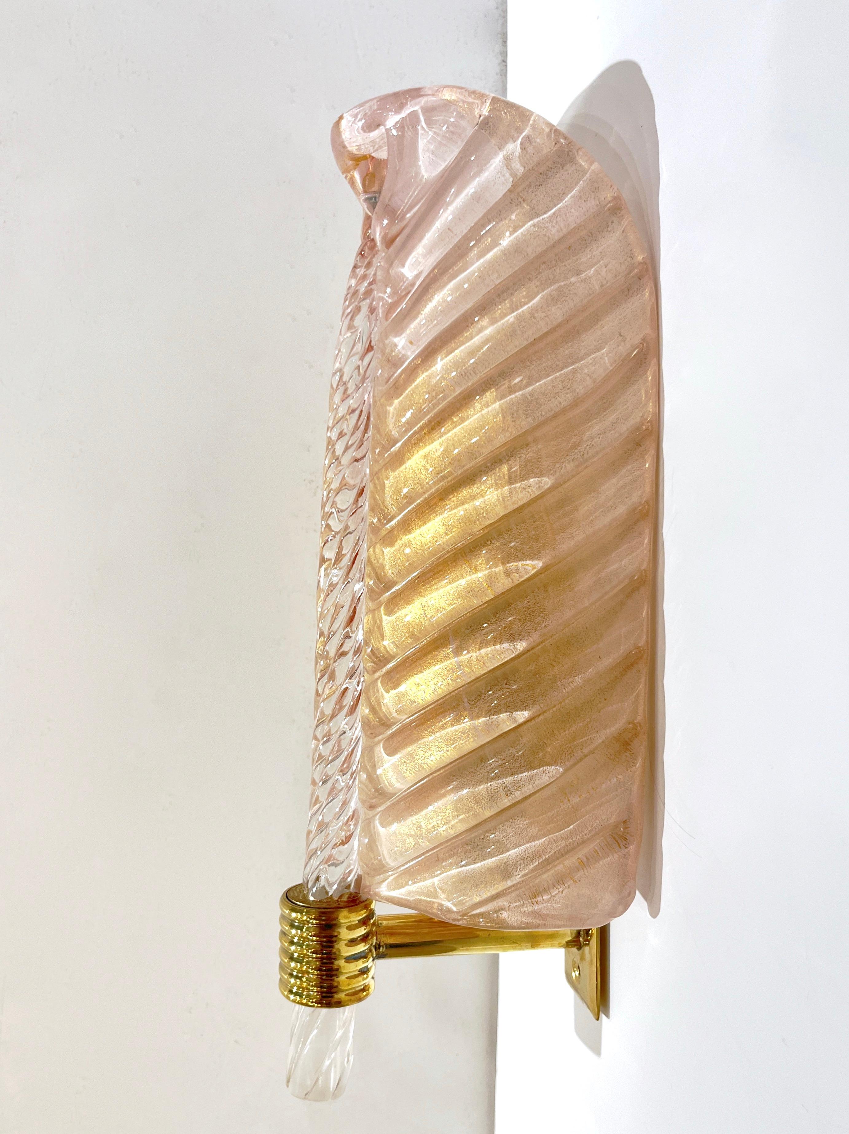 Contemporary Italian Art Deco Pair of Pink Gold Leaf Murano Glass Brass Sconces im Angebot 5