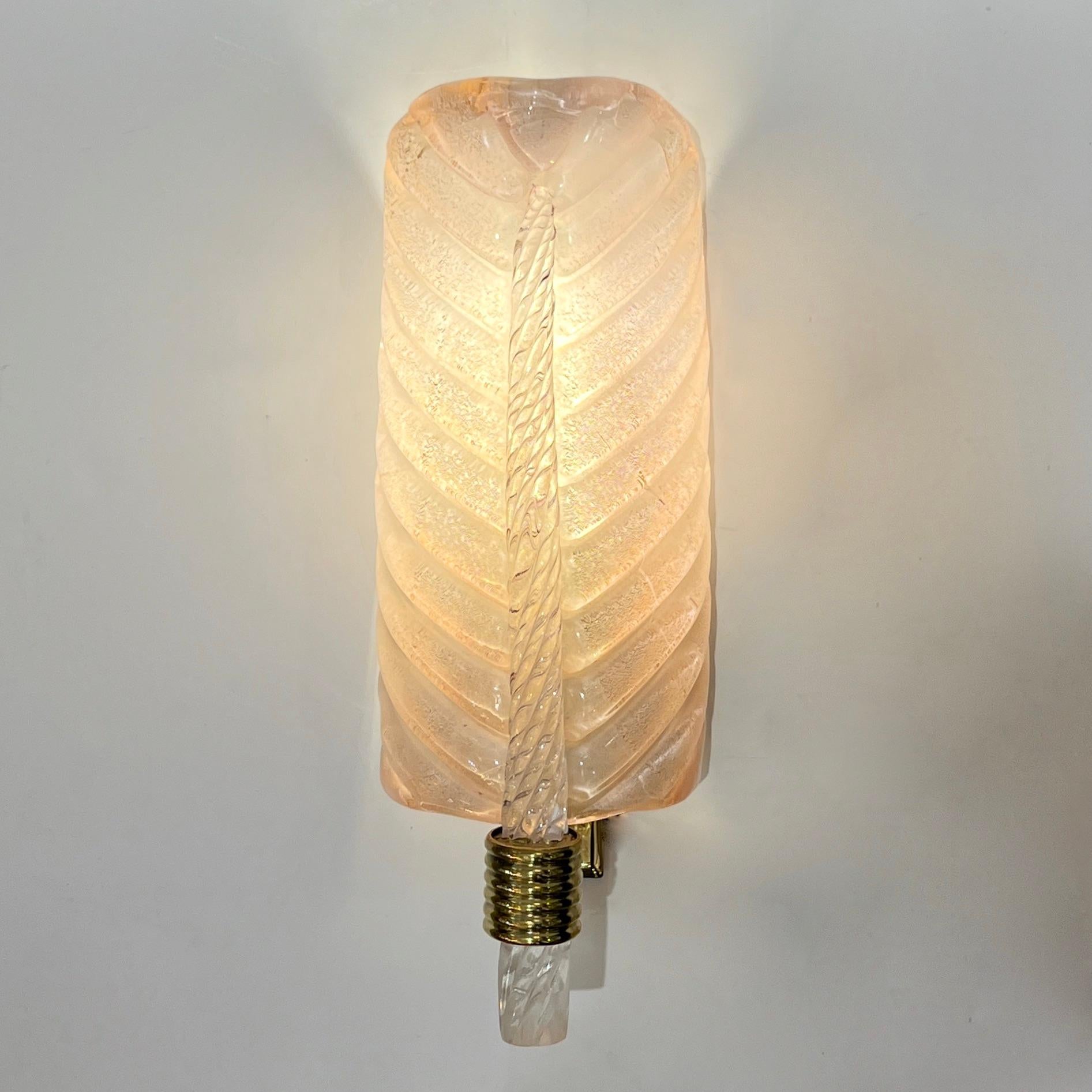 Exquisites Paar Wandleuchten aus mundgeblasenem Murano-Glas im Stil von Barovier mit einem organischen Art-Déco-Design in Form eines geschwungenen Federblatts. Das hochwertige Murano-Glas, das vollständig in Italien handgefertigt wird, leuchtet