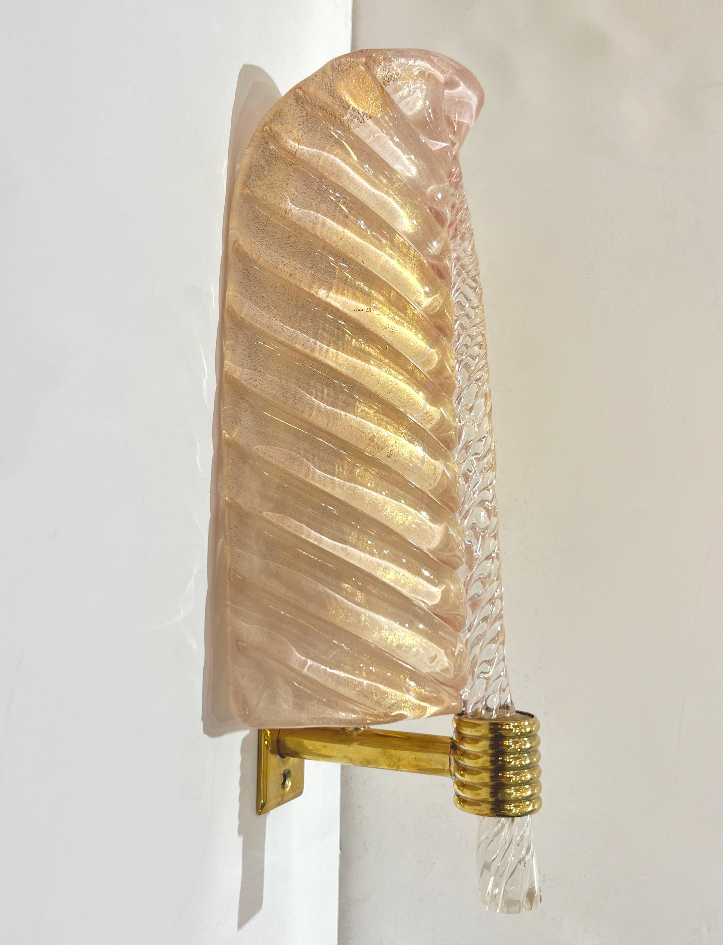 Contemporary Italian Art Deco Pair of Pink Gold Leaf Murano Glass Brass Sconces (Messing) im Angebot