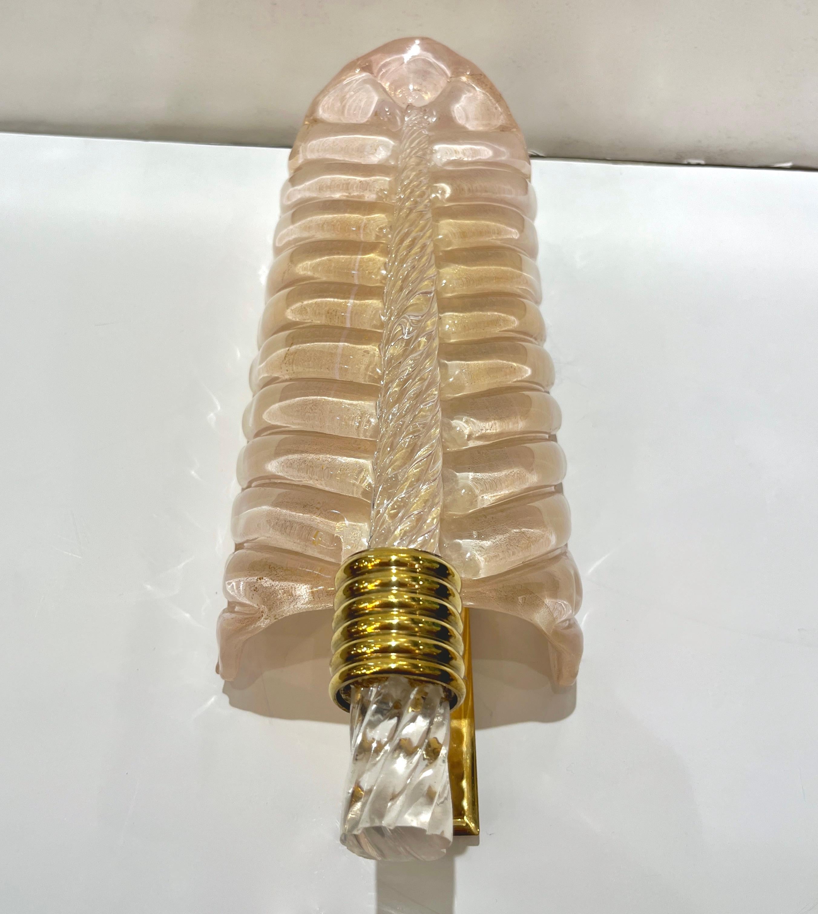 Contemporary Italian Art Deco Pair of Pink Gold Leaf Murano Glass Brass Sconces im Angebot 1