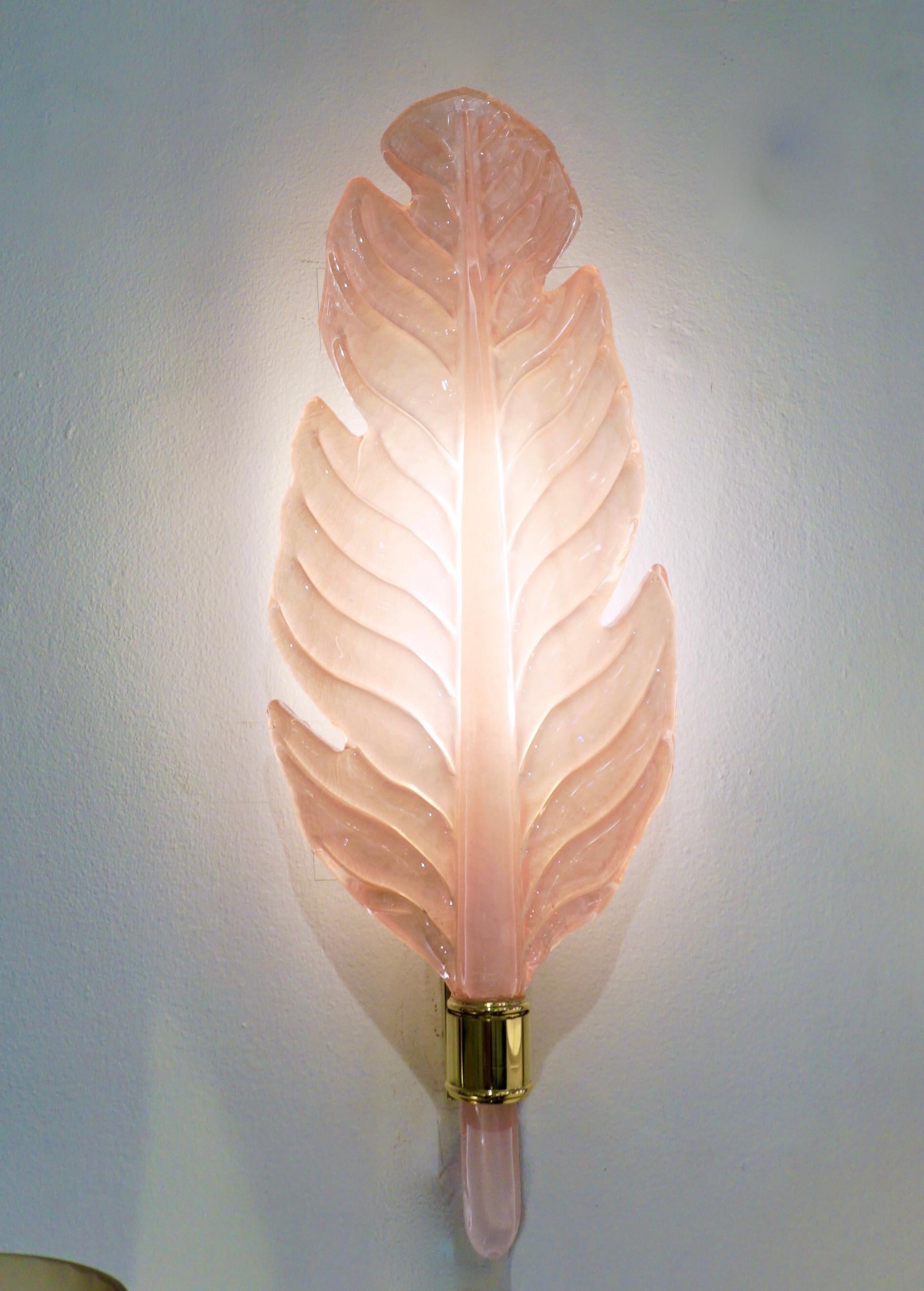Contemporary Italian Art Deco Pink Murano Glas & Messing Federblatt Wandleuchter im Angebot 4