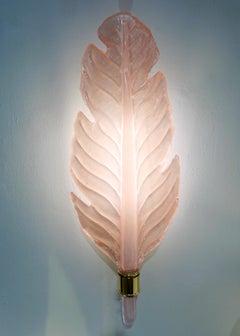 Appliques contemporaines italiennes Art Déco rose en verre de Murano et laiton avec feuilles de plumes