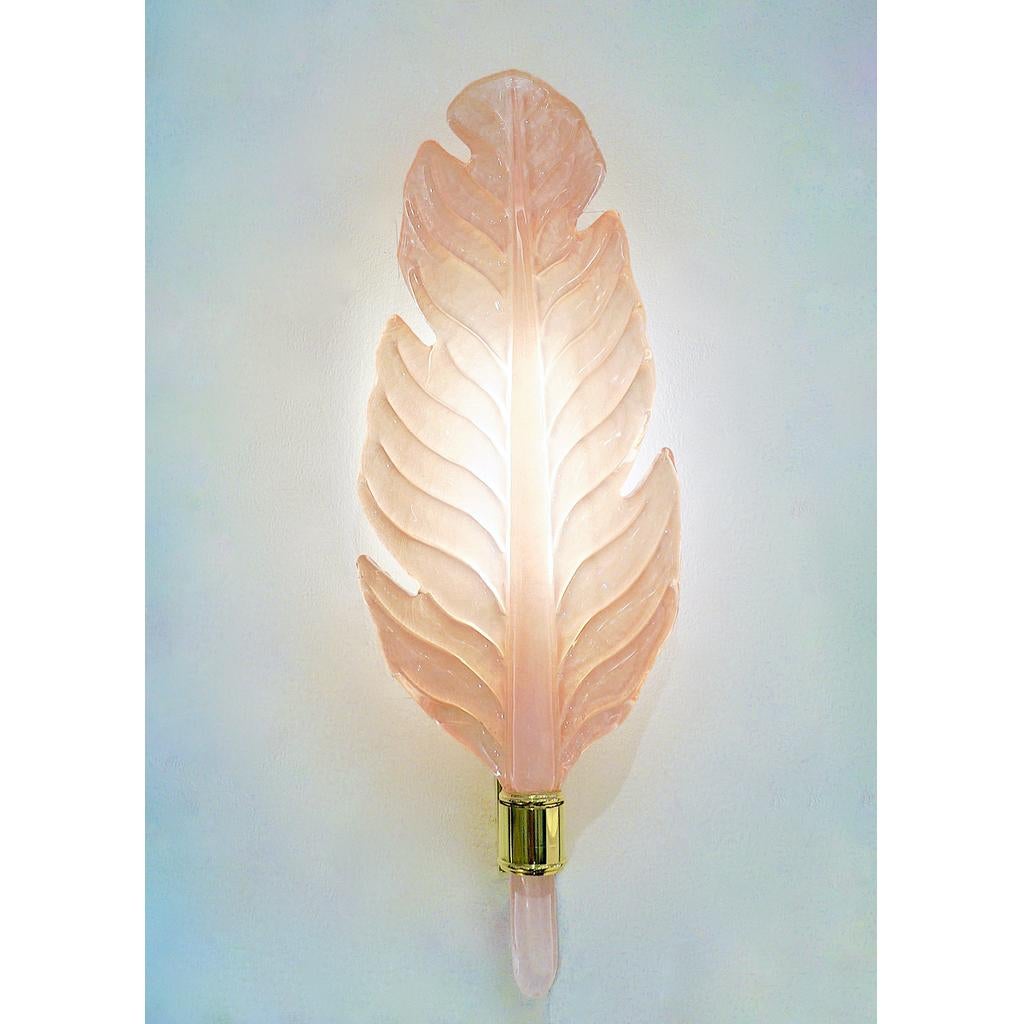 Very elegant pair of bespoke wall lights in blown Murano glass in the style of Barovier, with Art Deco design feather - leaf organic modern shape. Entirely handcrafted in Italy, the high quality Murano glass has a pearl luminosity in the delicate