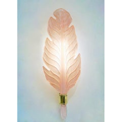 Appliques contemporaines italiennes Art Déco rose en verre de Murano et laiton avec feuilles de plumes