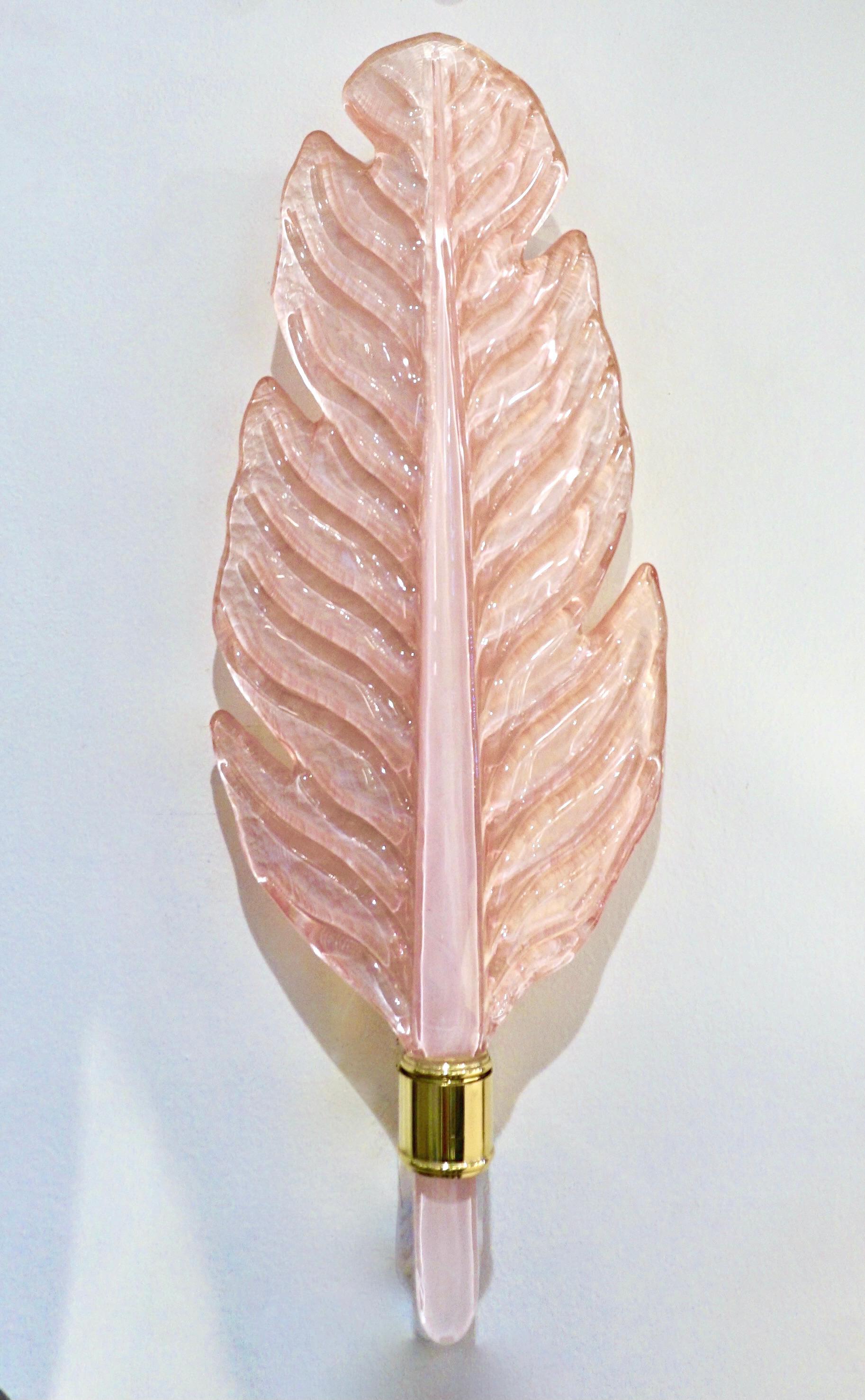 Applique contemporaine italienne Art Deco rose en verre de Murano et laiton avec feuilles de plumes en vente 4
