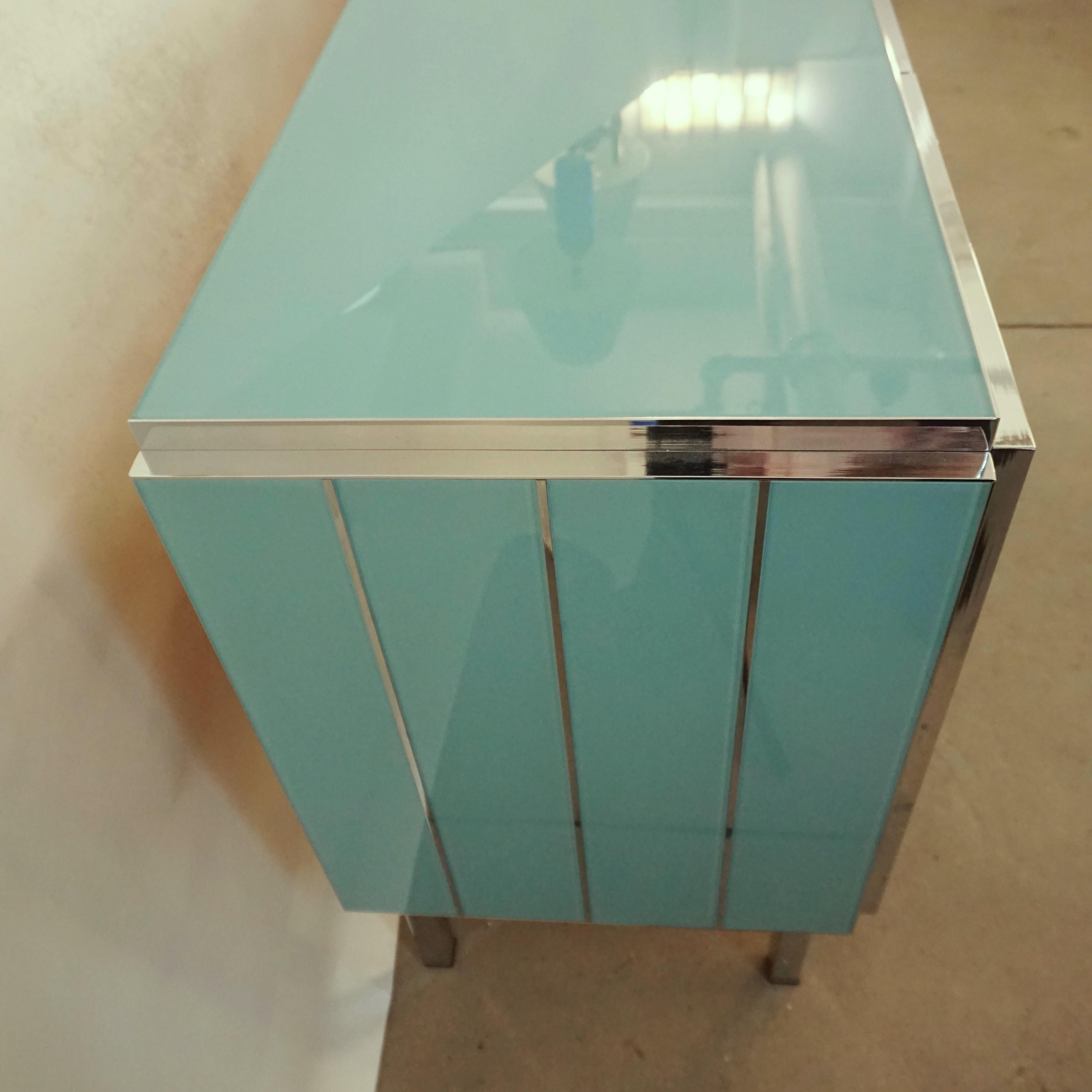Moulage Meuble de rangement moderne italien contemporain de style Art Déco en verre turquoise aqua et nickel en vente