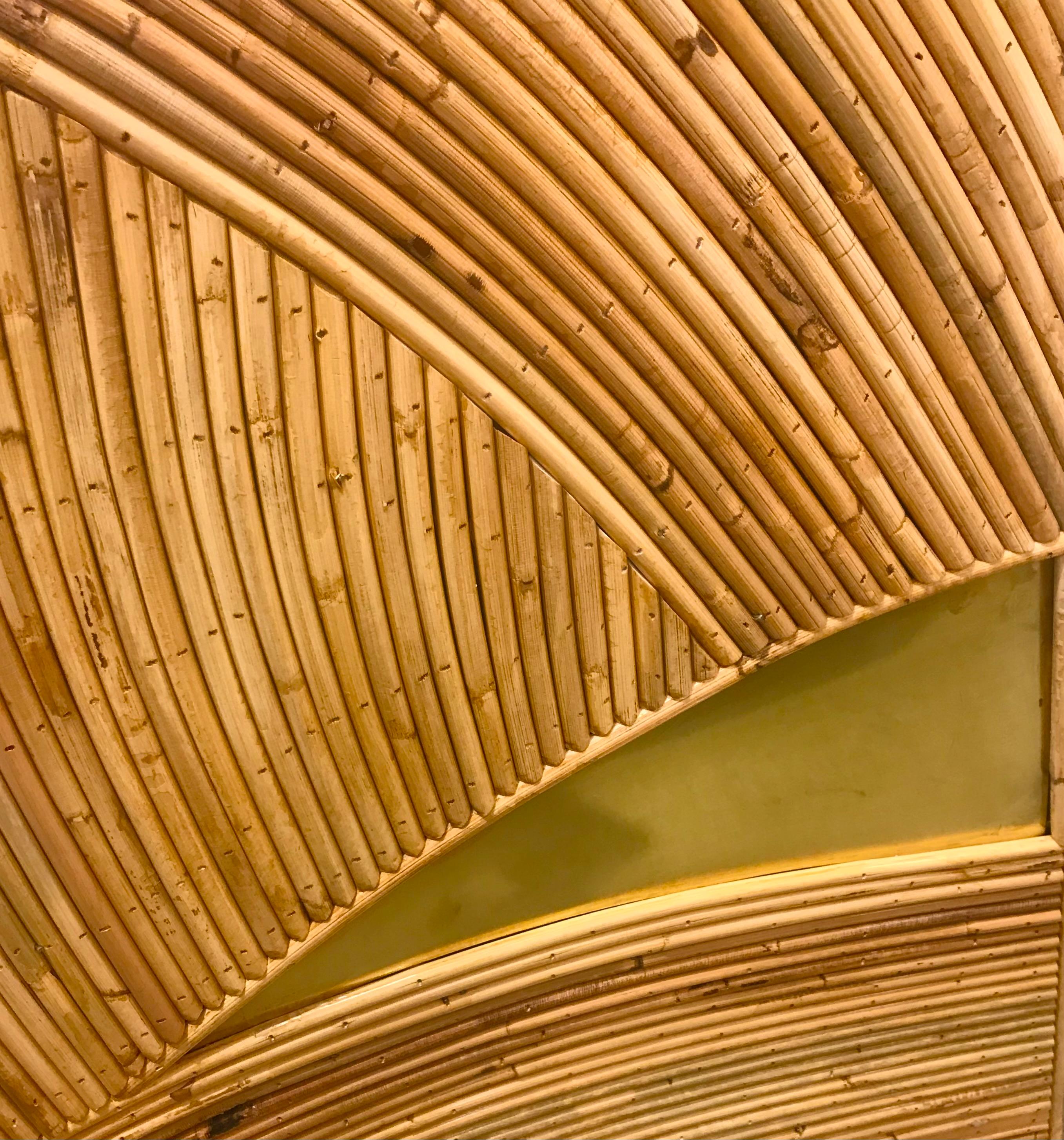 XXIe siècle et contemporain Fauteuil italien contemporain en bambou avec détails en laiton vert et tissu jaune en vente