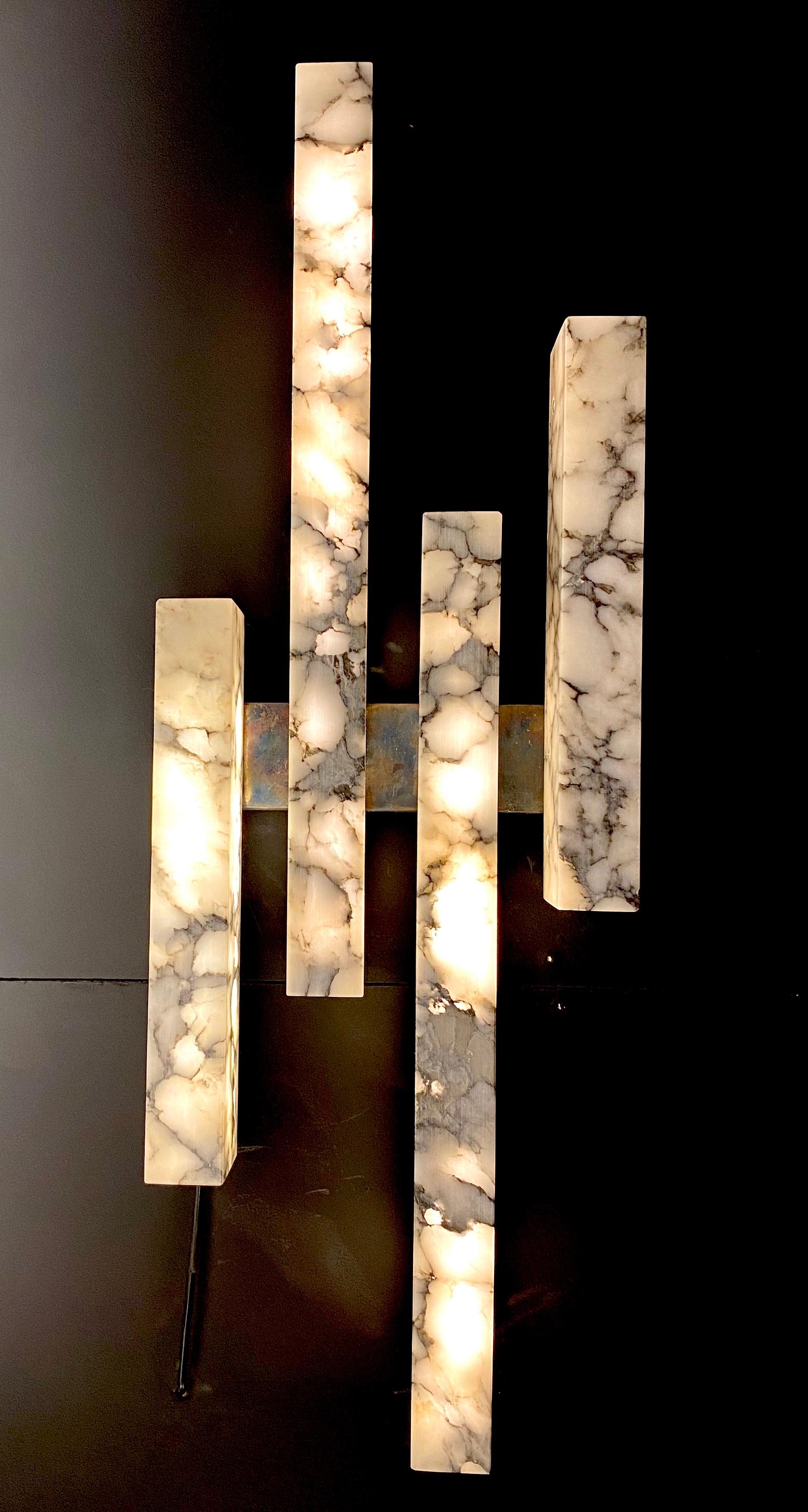 Llamativos apliques o lámparas de pared de mármol Bardiglio italiano de formas geométricas contemporáneas.
Producción exclusiva de Veneziani Arte , hecha a mano con gran maestría de la artesanía italiana.
 Tira de luz led .
 El precio es por un
